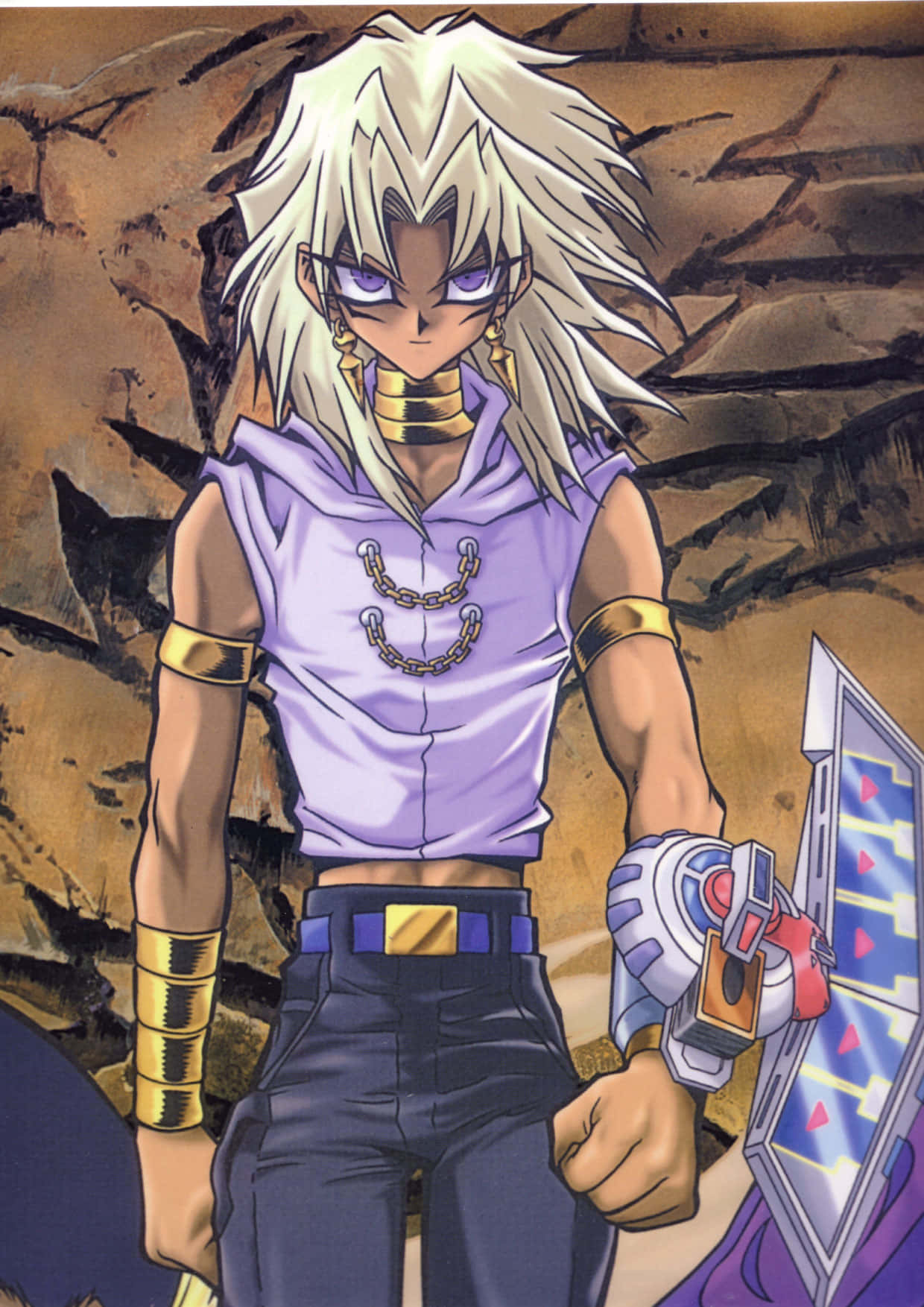 Marik Ishtar 桌布 壁紙 — 一個決心堅定的動漫角色，擁有尖刺白髮和紫色眼睛，站在岩石沙漠中手持決鬥盤。