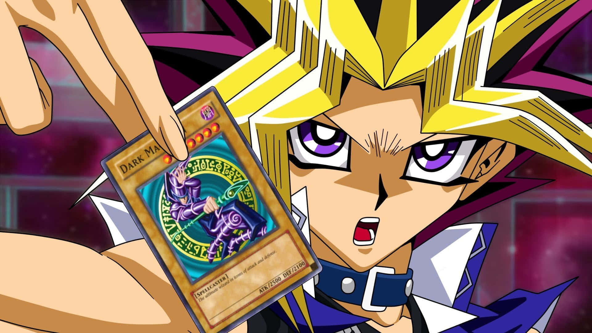 Yugi Muto 桌布 壁紙 — 一個決心堅定的動漫角色，擁有尖刺金髮和紫色眼睛，在充滿活力的紫色背景前舉起一張發光的黑暗魔法卡。