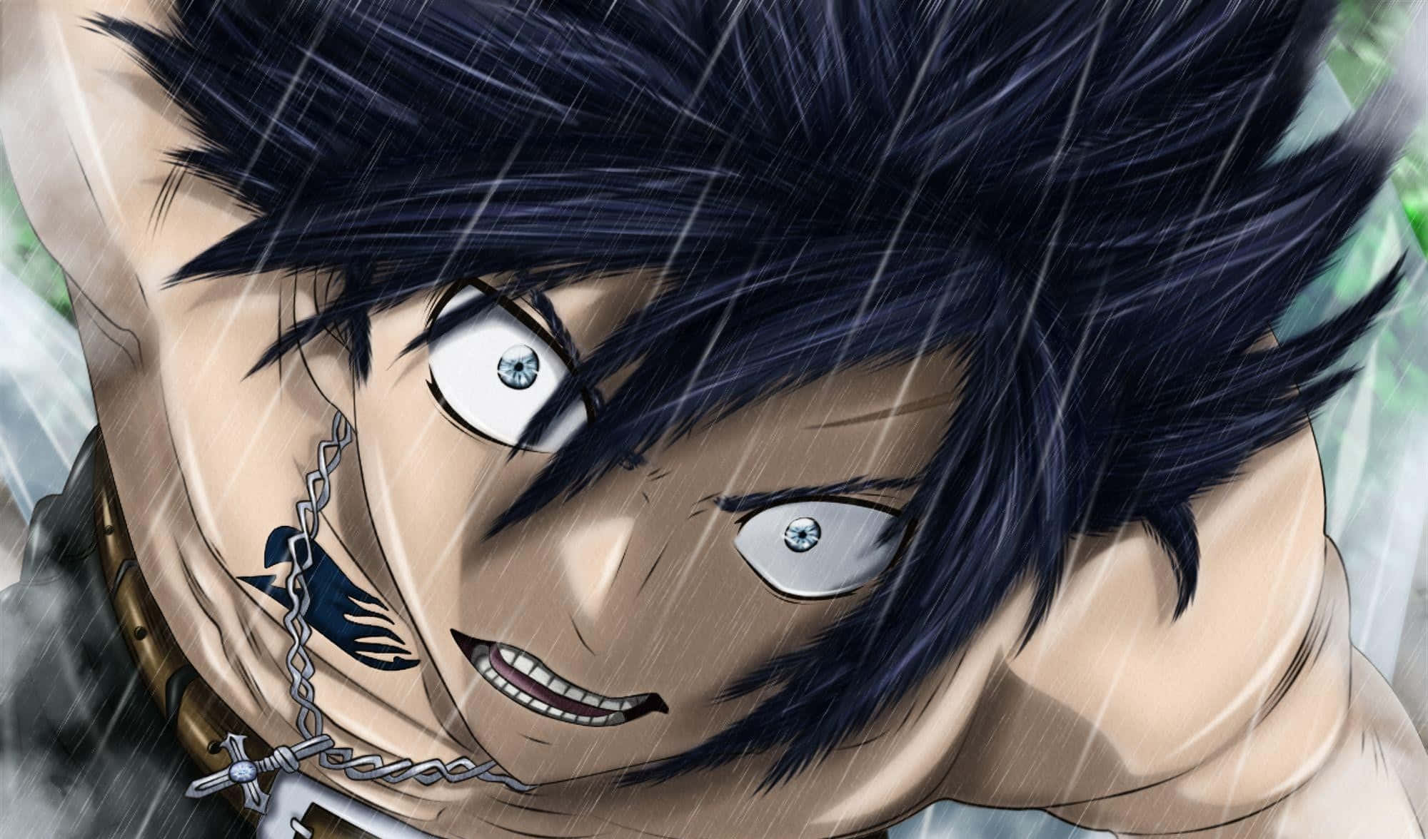 Gray Fullbuster 桌布 壁紙 — 一個決心堅定的動漫角色，擁有尖刺般的黑髮和發光的眼睛，在暴雨中凝視著。
