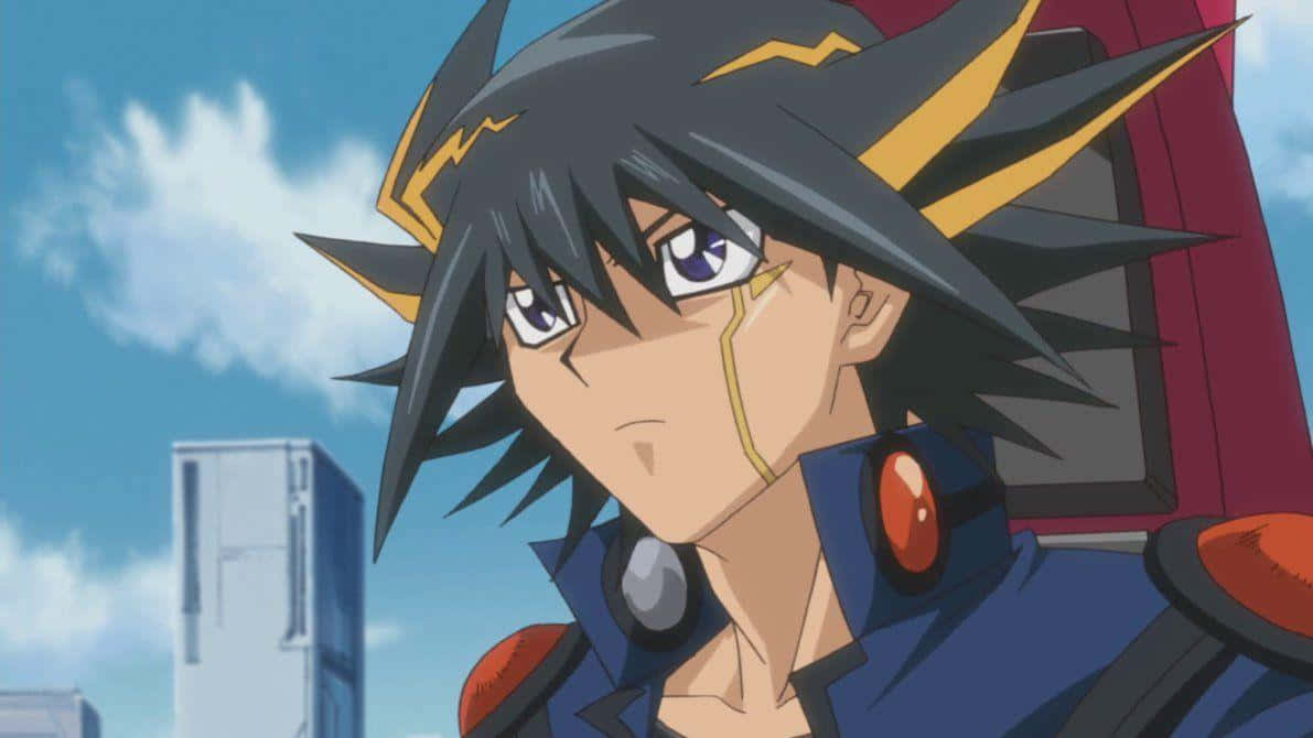 Yusei Fudo 桌布 壁紙 — 一個決心堅定的動漫角色，擁有黑色和黃色的尖刺頭髮，專注地凝視著帶有雲朵的明亮藍天。