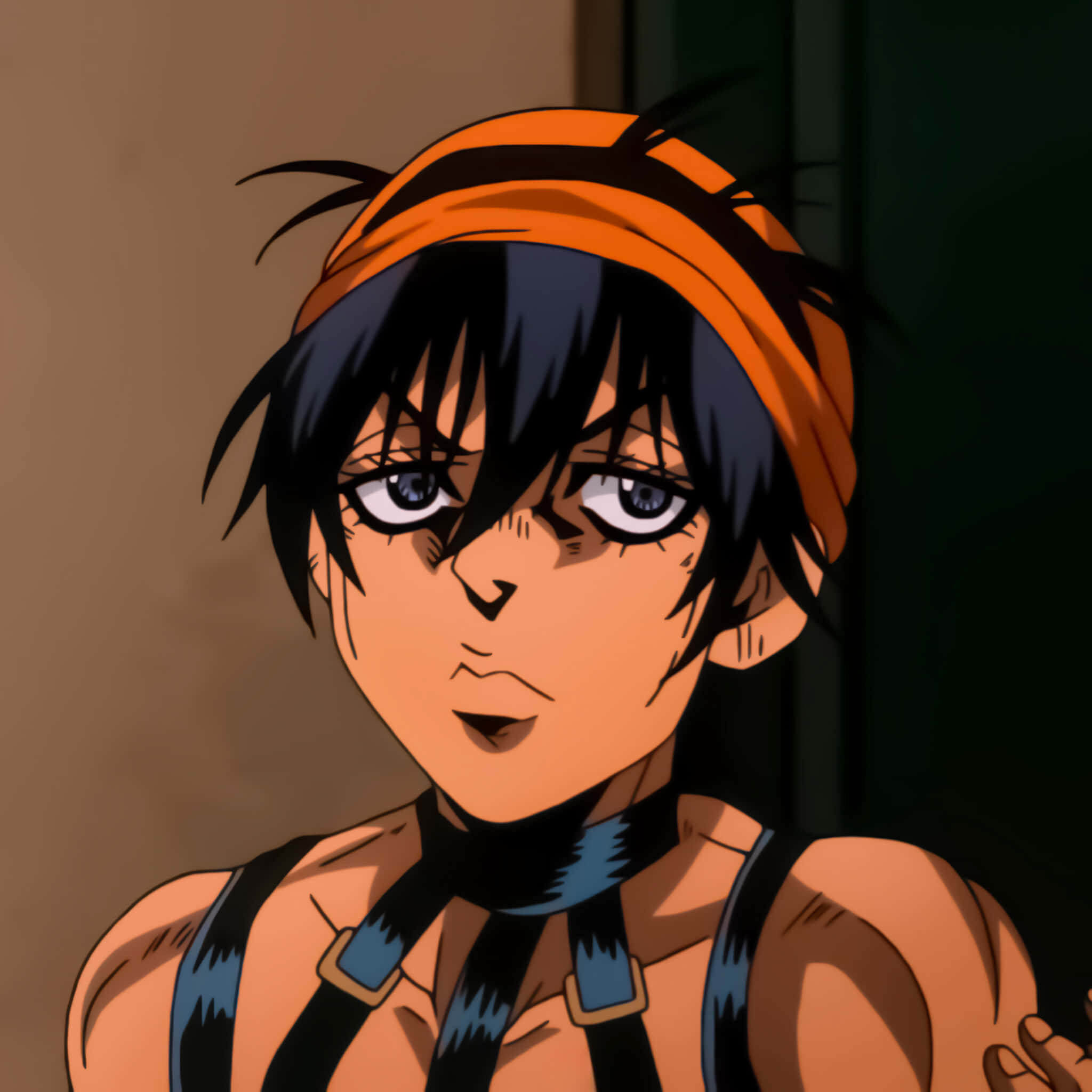 Narancia Ghirga 桌布 壁紙 — 一個決心堅定的動漫角色，深色頭髮和橙色頭帶，在昏暗的房間裡強烈地凝視前方。