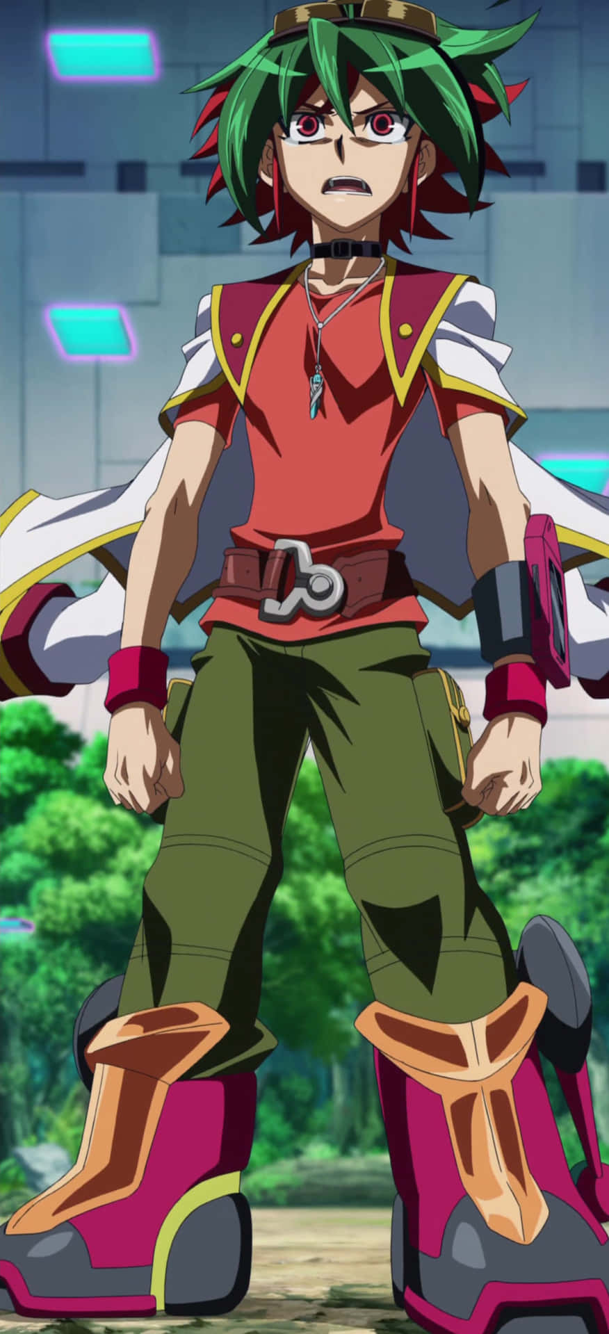 Yuya Sakaki 桌布 壁紙 — 一個決心堅定的動畫男孩，擁有綠色頭髮和紅色眼睛，自信地站在未來風格的戶外環境中。