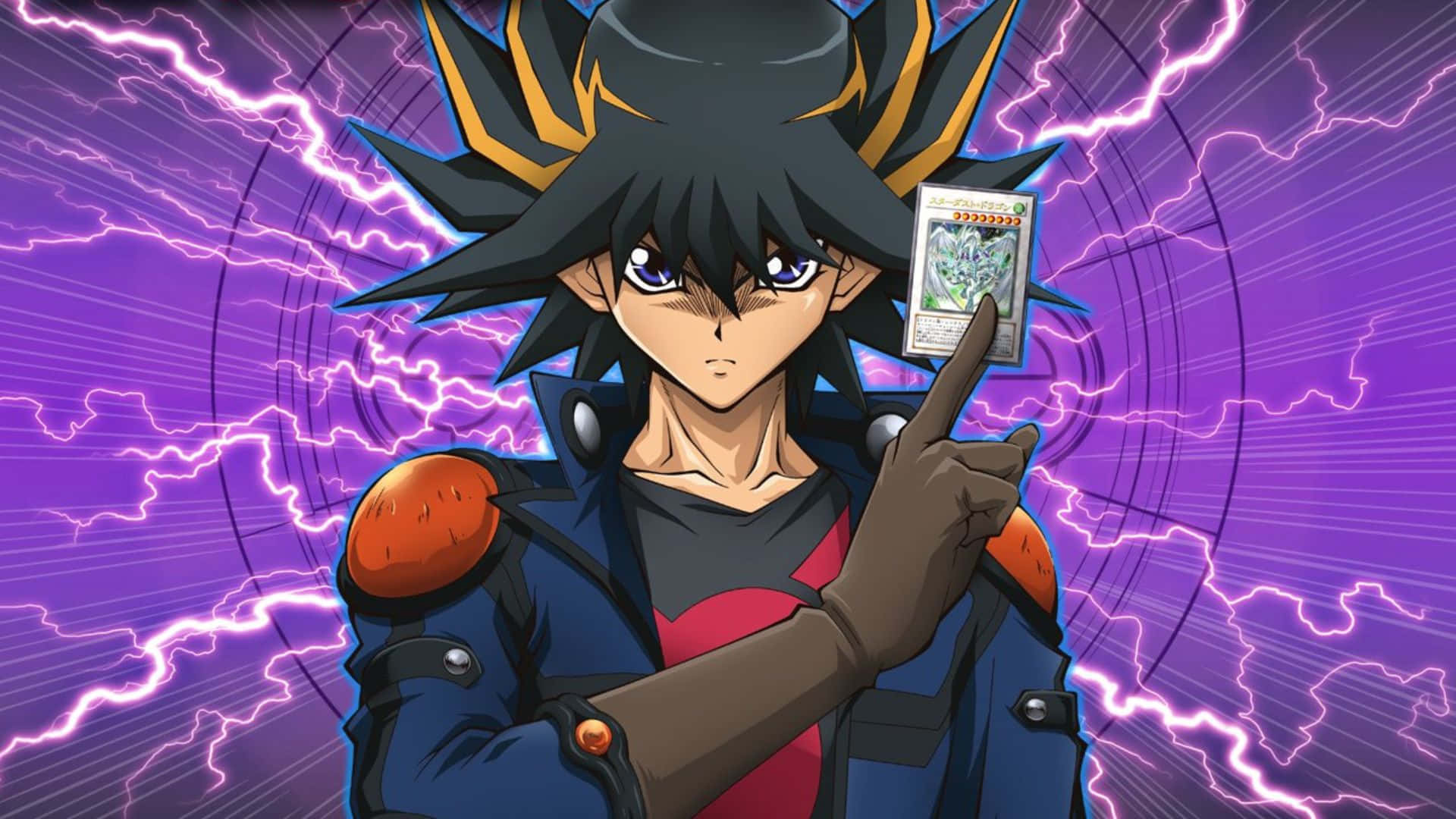 遊戲王 桌布 壁紙 — 一個決心堅定的動畫男孩，擁有黑色和金色的尖刺頭髮，在充滿紫色閃電的鮮豔背景前拿著一張決鬥怪獸卡。