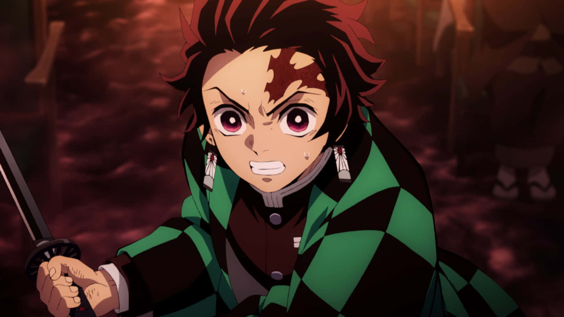 Demon Slayer Fight 桌布 壁紙 — 一個決心堅定的動畫男孩，紅髮，身穿綠色格紋外套，在火焰與陰影交織的森林中緊握著劍。