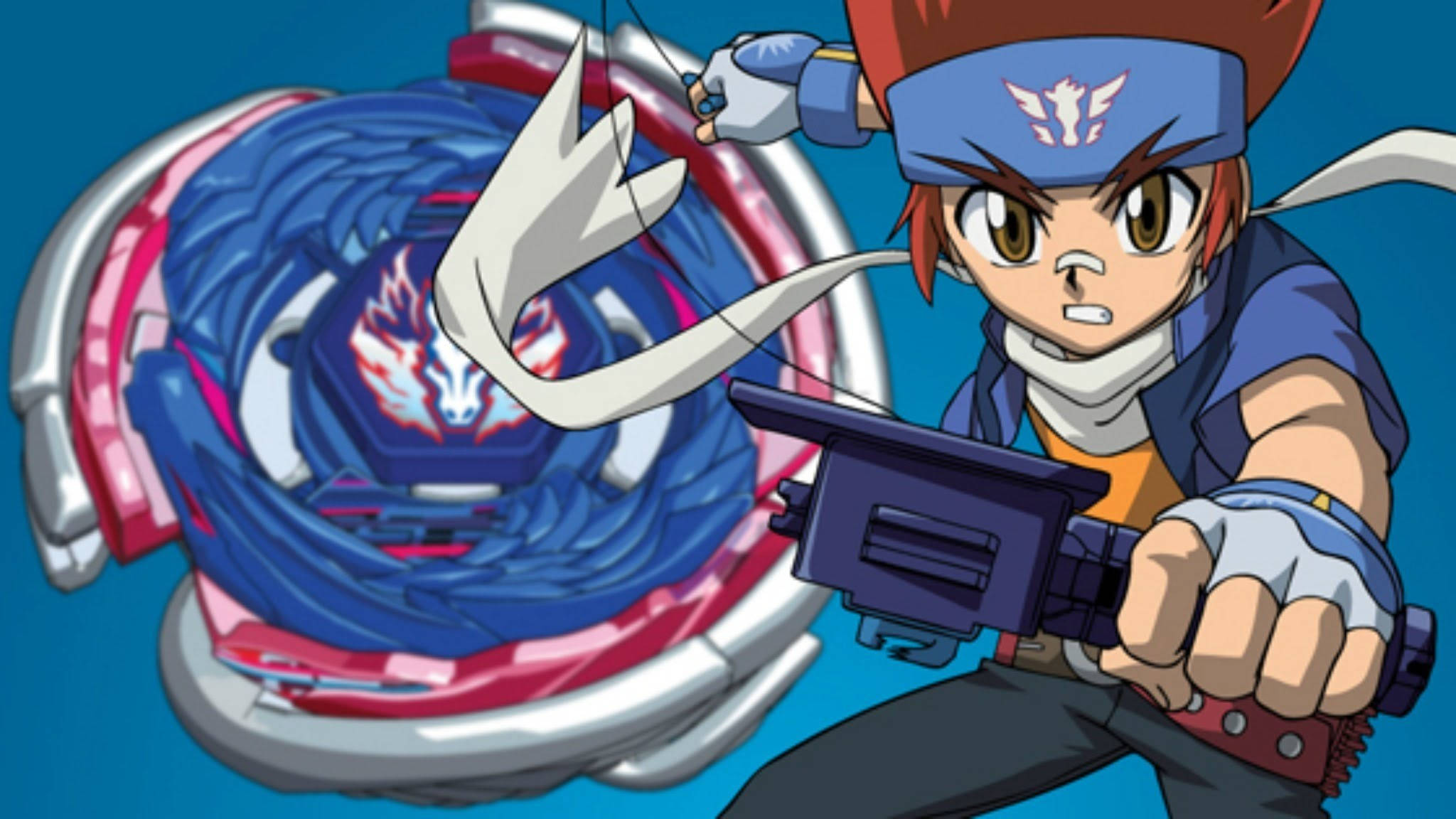 Beyblade 桌布 壁紙 — 一個決心堅定的動畫男孩，紅髮藍頭帶，猛烈地將旋轉的藍紅貝伊刀片投入戰鬥。