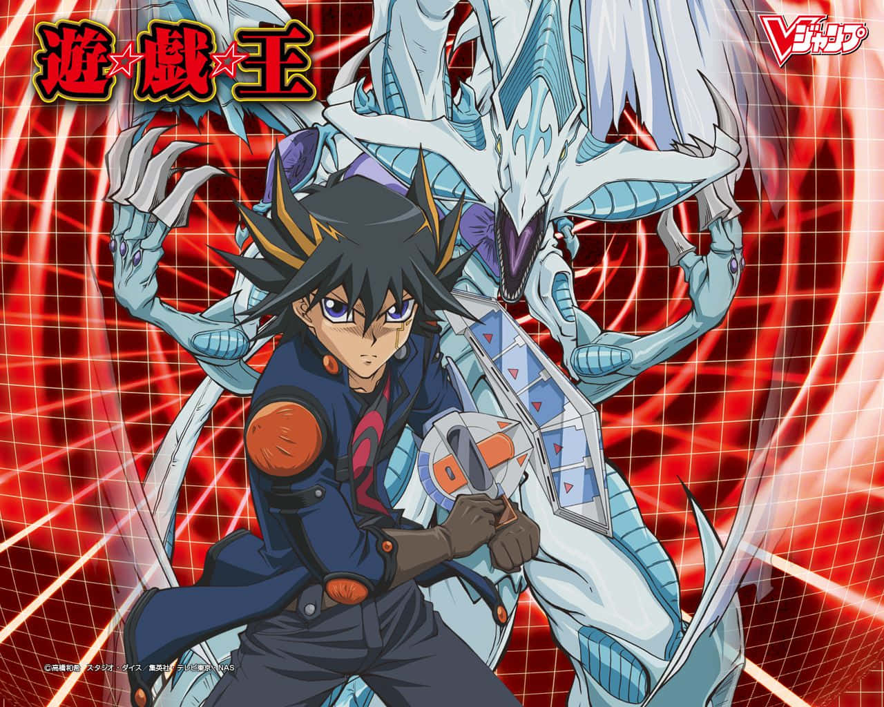 Yusei Fudo 桌布 壁紙 — 一個決心堅定的動畫男孩，黑色刺蝟頭，揮舞著決鬥盤，他的藍色龍形怪物在他身後聳立，背景是發光的紅色網格。