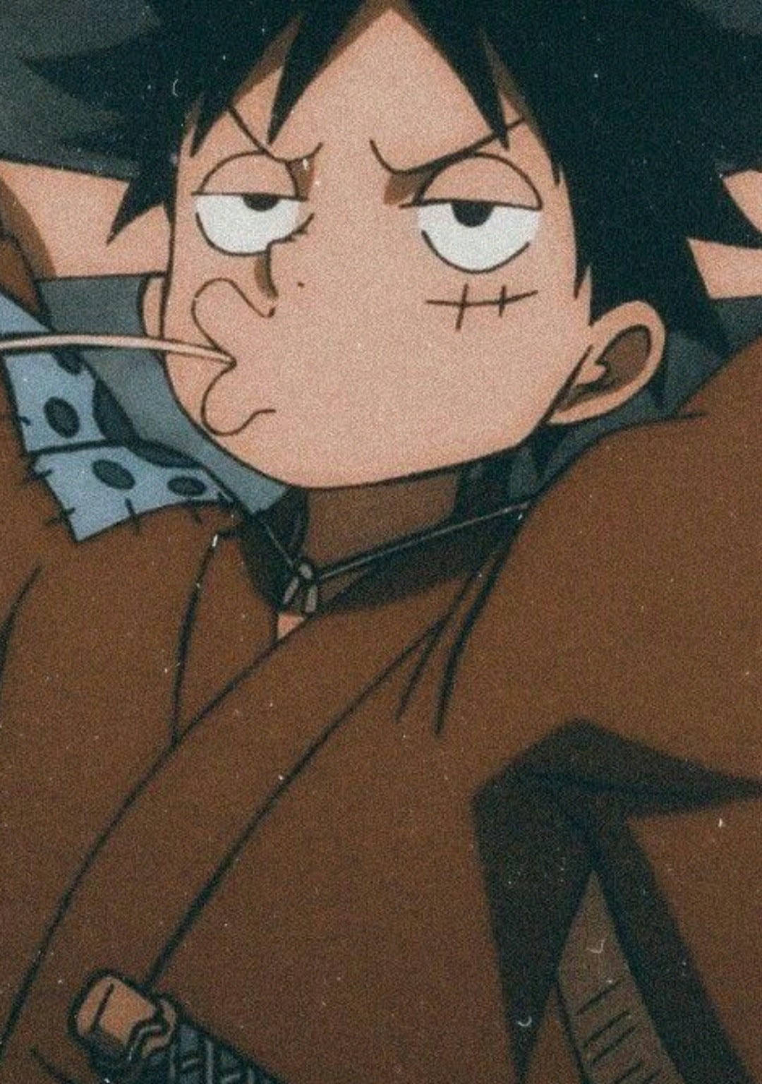 Luffy Aesthetic 桌布 壁紙 — 一個決心堅定的動畫男孩特寫，黑色刺蝟頭，臉頰有縫合痕跡，身穿棕色外套和藍色圍巾。