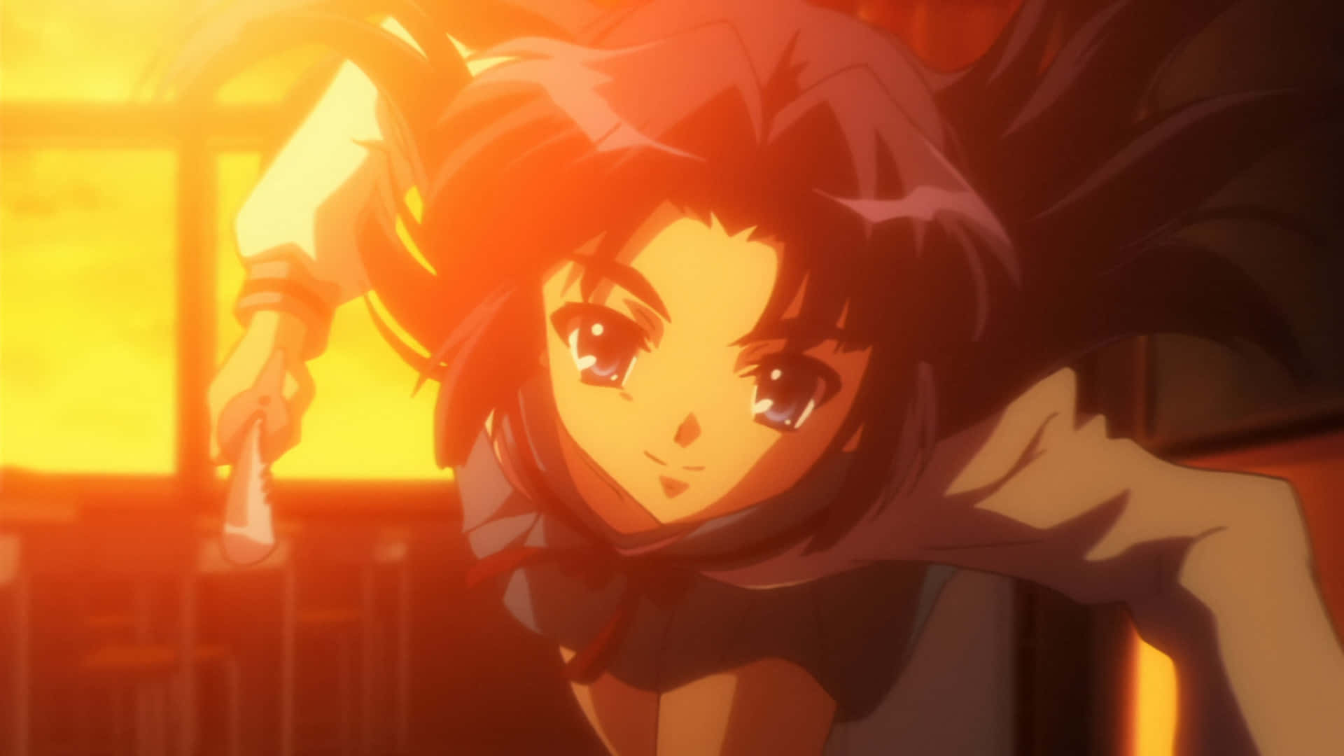 Ryoko Asakura 桌布 壁紙 — 一個決心堅定的深色頭髮動漫女孩，在溫暖的金色光線透過窗戶照射下向前傾身。