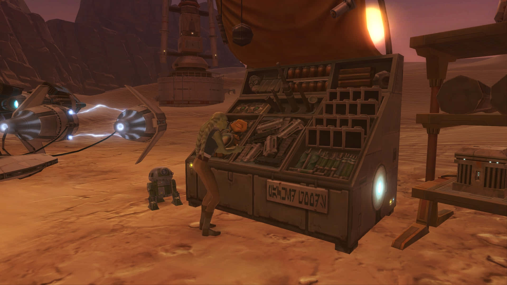 Podracing 桌布 壁紙 — 一個沙漠星球場景，有一個角色和機器人站在雜亂的工作檯旁，背景是閃耀的日落天空。