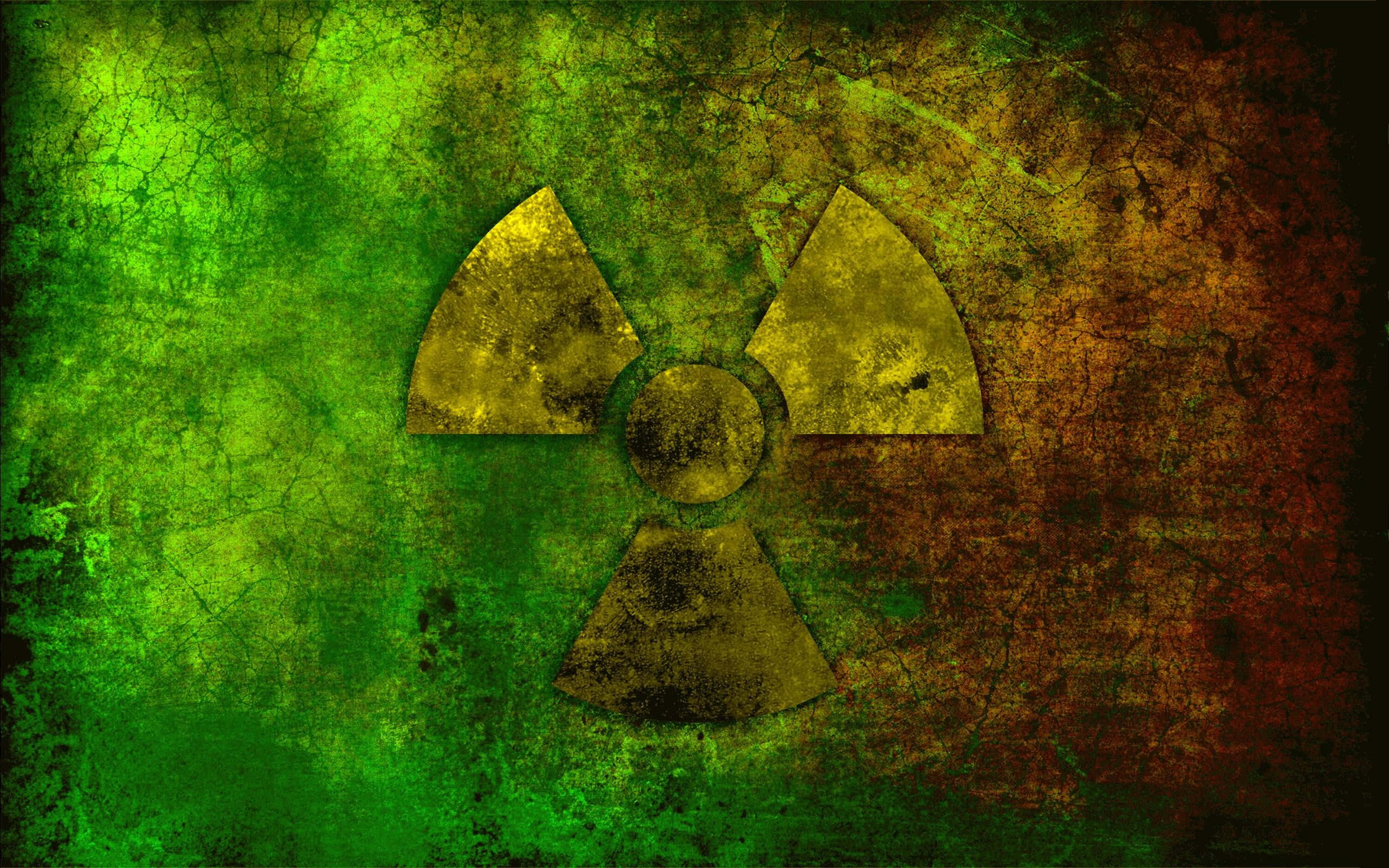 Fallout Nuke 桌布 壁紙 — 一個泛黃金色的風化放射性標誌，在裂紋綠色和棕色紋理背景上格外突出。