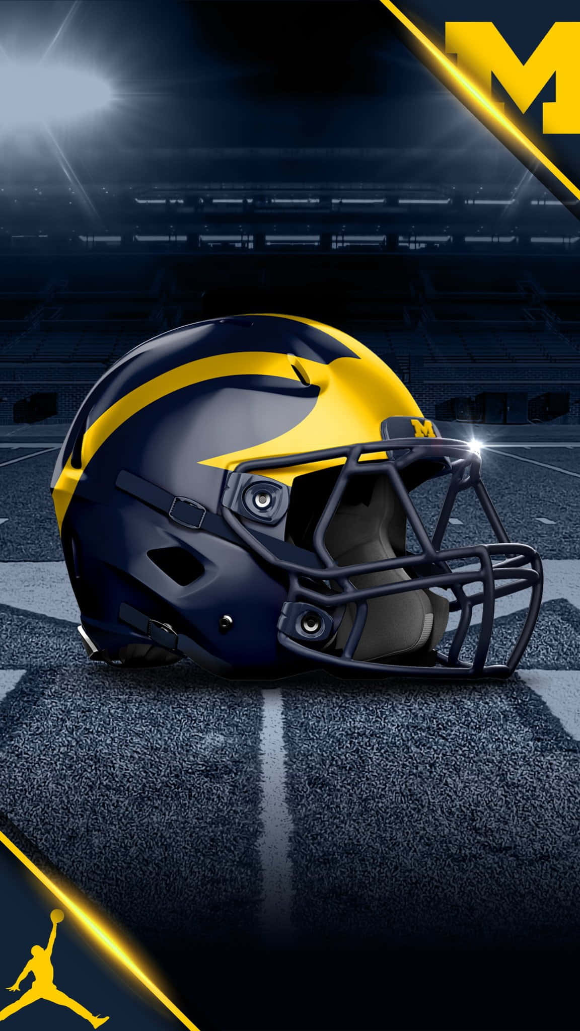 Michigan Wolverines 桌布 壁紙 — 一個海軍藍和黃色的密歇根足球頭盔在球場上，在體育場燈光下，帶有Jordan標誌點綴。