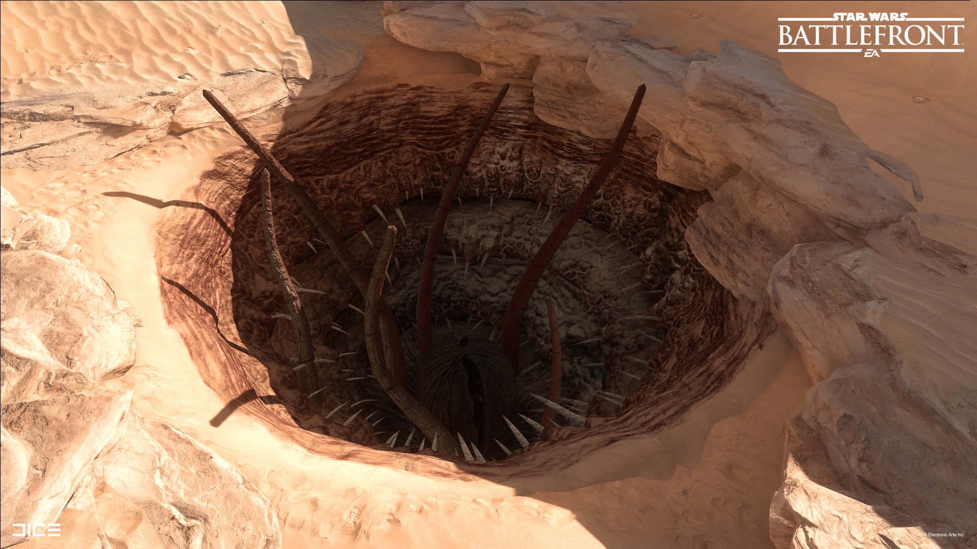 The Sarlacc Pit 桌布 壁紙 — 一個深沙漠坑洞，有鋸齒狀尖刺和破損木樑，在溫暖陽光下。