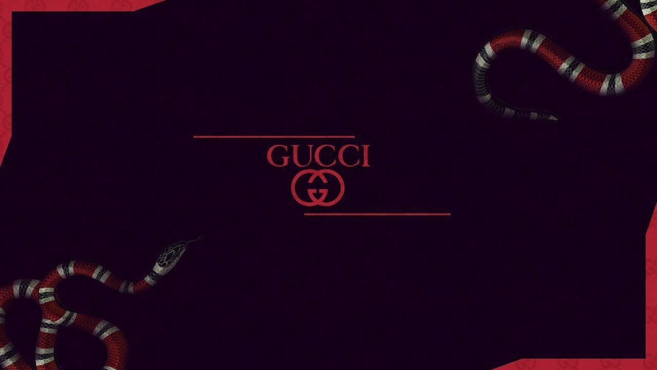 Gucci 桌布 壁紙 — 一個深紫色Gucci標誌，由兩條紅、白、黑色的蛇環繞在帶紋理的紅色邊框上。