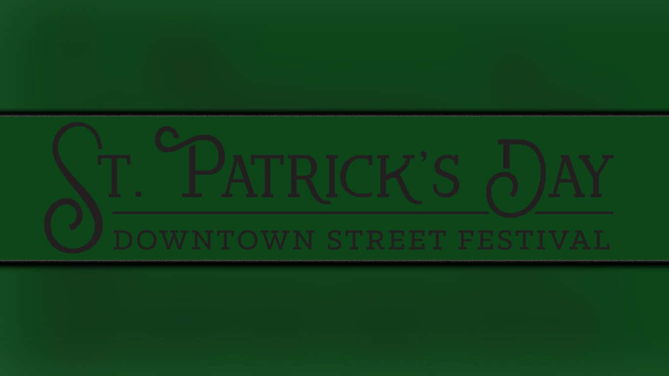St Patrick's Day 桌布 壁紙 — 一個深綠色橫額，上面有優雅的字體寫著 St. Patrick's Day Downtown Street Festival，背景有紋理。