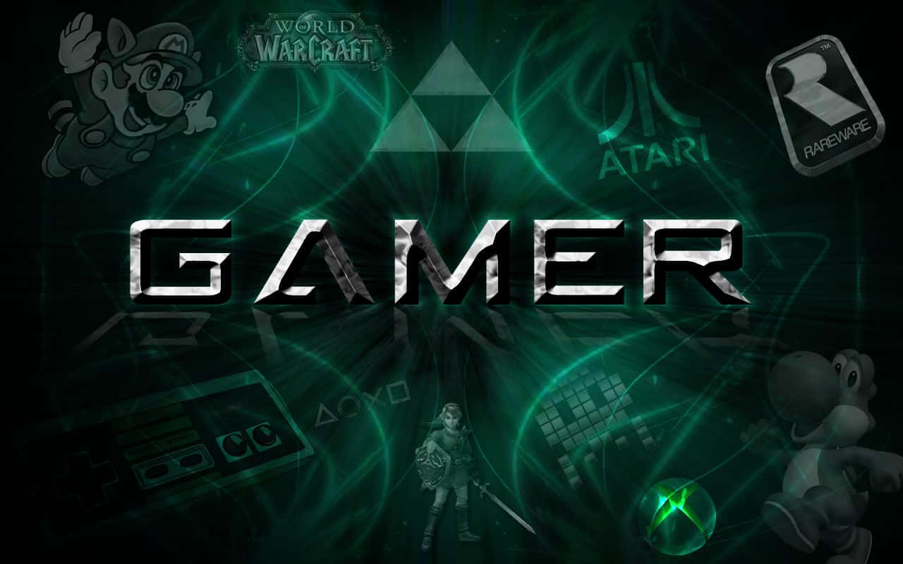 Cool Gaming 桌布 壁紙 — 一個深綠色發光嘅牆紙，上面有「GAMER」呢個字，周圍係標誌性嘅遊戲標誌同角色。