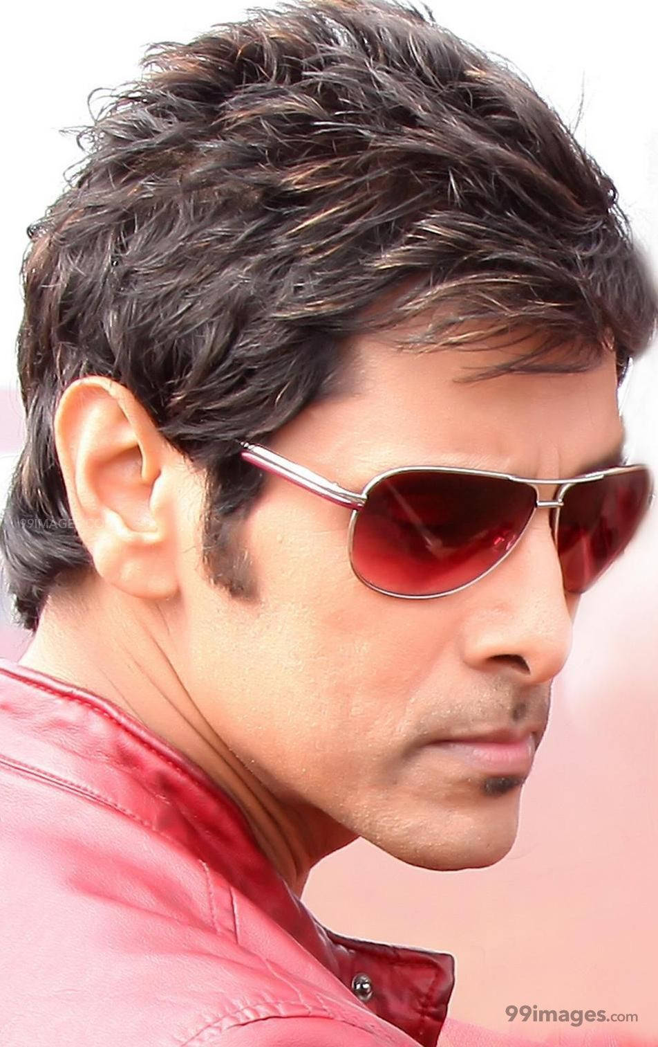 Sunglasses 桌布 壁紙 — 一個深色亂髮的男人戴著紅色鏡片的飛行員太陽眼鏡和紅色皮褸，在特寫側面照中。