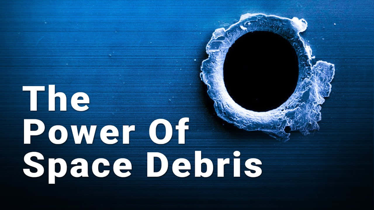 Space Debris 桌布 壁紙 — 一個深色圓形孔洞穿透有紋理的藍色表面，並帶有粗體白色文字寫著 The Power Of Space Debris。