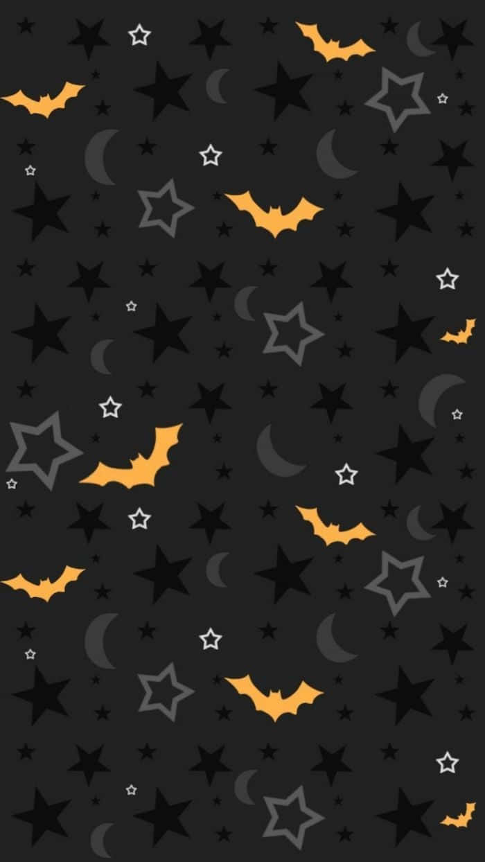 Orange Halloween 桌布 壁紙 — 一個深色牆紙圖案，上面有橙色蝙蝠、灰色新月和星星散落在黑色背景上。