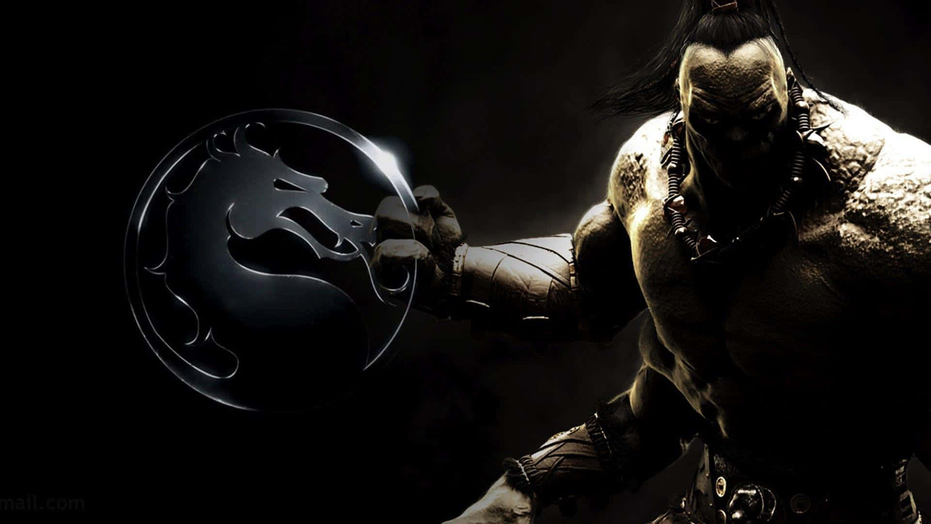 Mortal Kombat Goro 桌布 壁紙 — 一個深色皮膚、留著辮子的肌肉戰士在昏暗場景中揮舞著發光的龍徽章。
