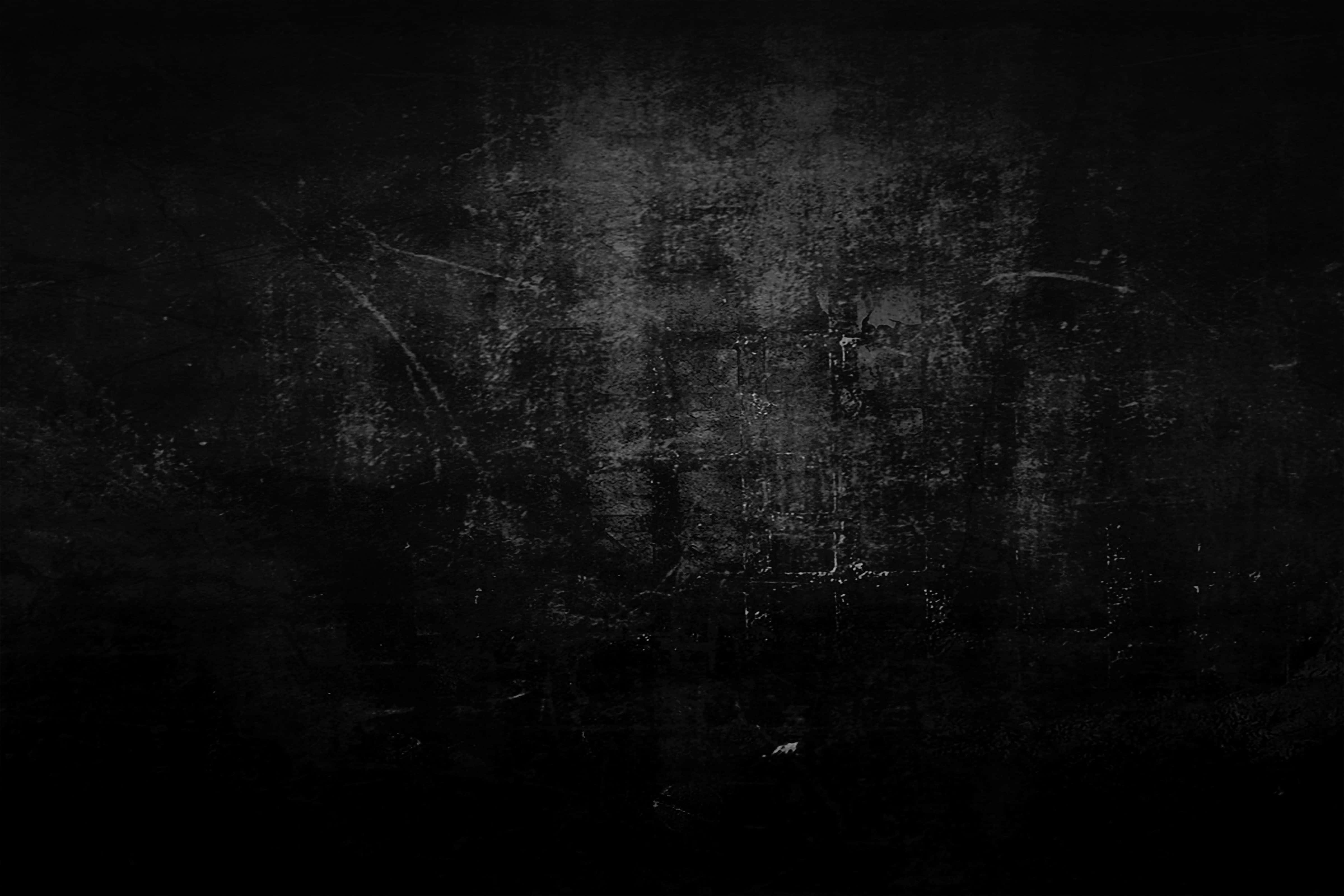 Dark Grunge 桌布 壁紙 — 一個深色紋理表面，帶有微妙的灰色刮痕和磨損圖案，營造出粗糙的工業背景。