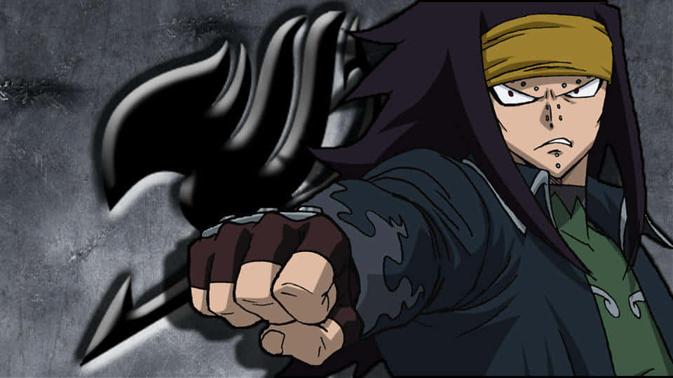 Gajeel Redfox 桌布 壁紙 — 一個深色頭髮、戴著黃色頭帶的動漫角色向前揮拳，身後拖著一道黑色能量刃。