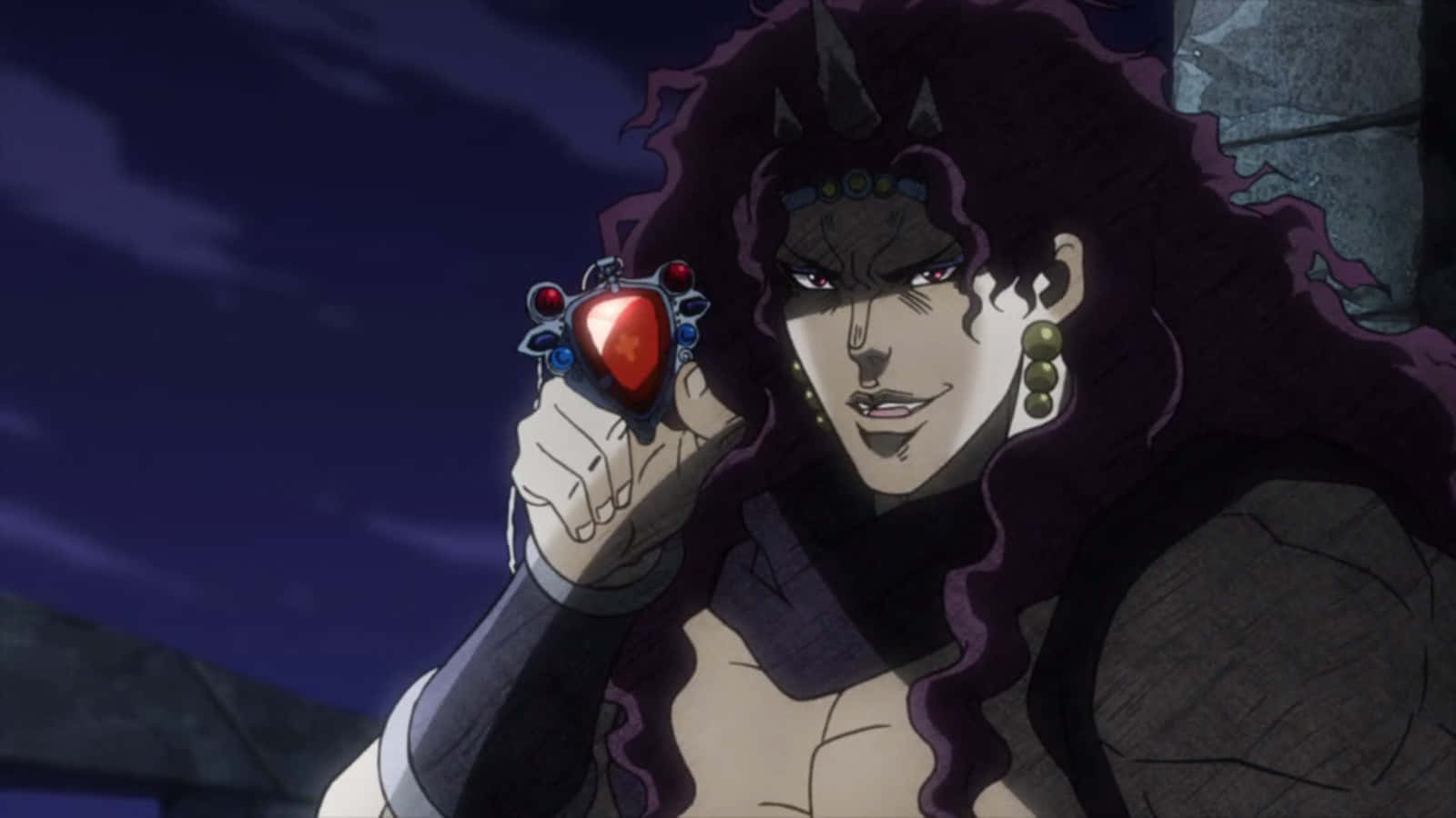 Jojo's Bizarre Adventure Kars 桌布 壁紙 — 一個深色頭髮、有角的動漫角色在暮色天空下拿著一顆紅色心形寶石。