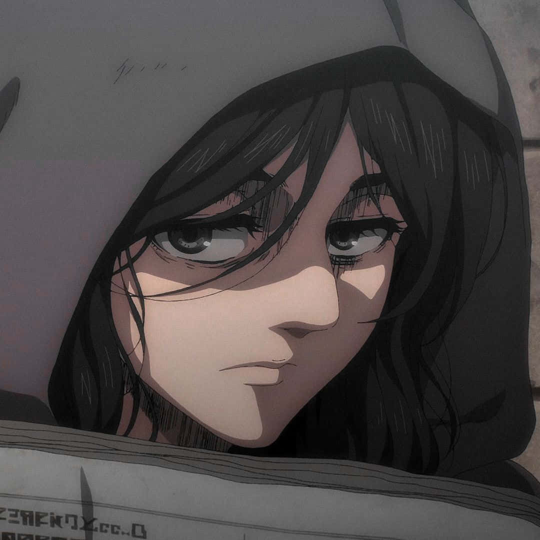 Pieck Finger 桌布 壁紙 — 一個深色頭髮、眼神銳利的動漫少女特寫，在柔和的灰色調中從邊緣窺視。