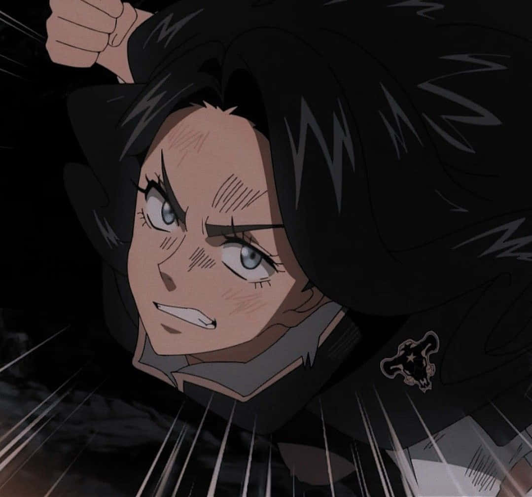 Charmy Pappitson 桌布 壁紙 — 一個深色頭髮、藍色眼睛的動漫角色在黑暗背景下咬緊牙關，露出堅定的表情。
