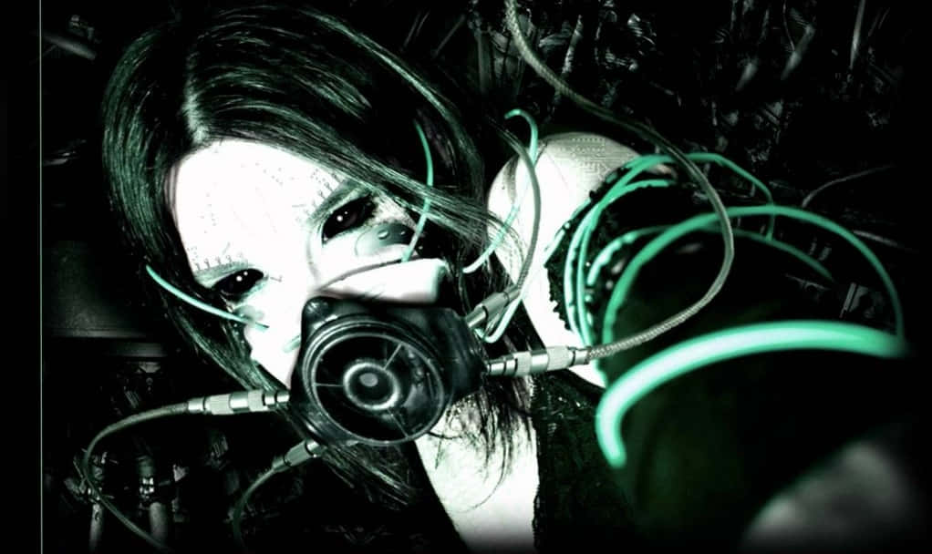 Dark Emo 桌布 壁紙 — 一個深色頭髮嘅人喺昏暗嘅工業環境中戴住一個有發光綠色管嘅防毒面具。
