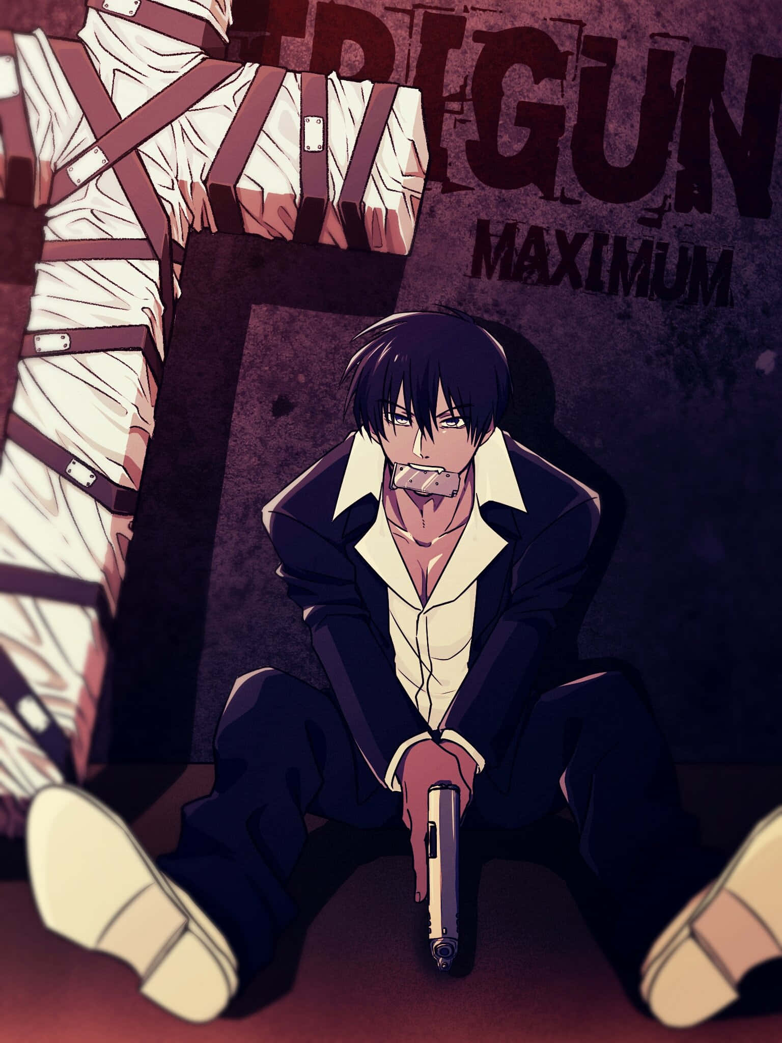 Nicholas D Wolfwood 桌布 壁紙 — 一個深色頭髮的動畫男人穿著西裝坐在地上，嘴裡塞著布條，手持槍支，靠著寫有'TRIGUN MAXIMUM'文字的粗糙牆壁。