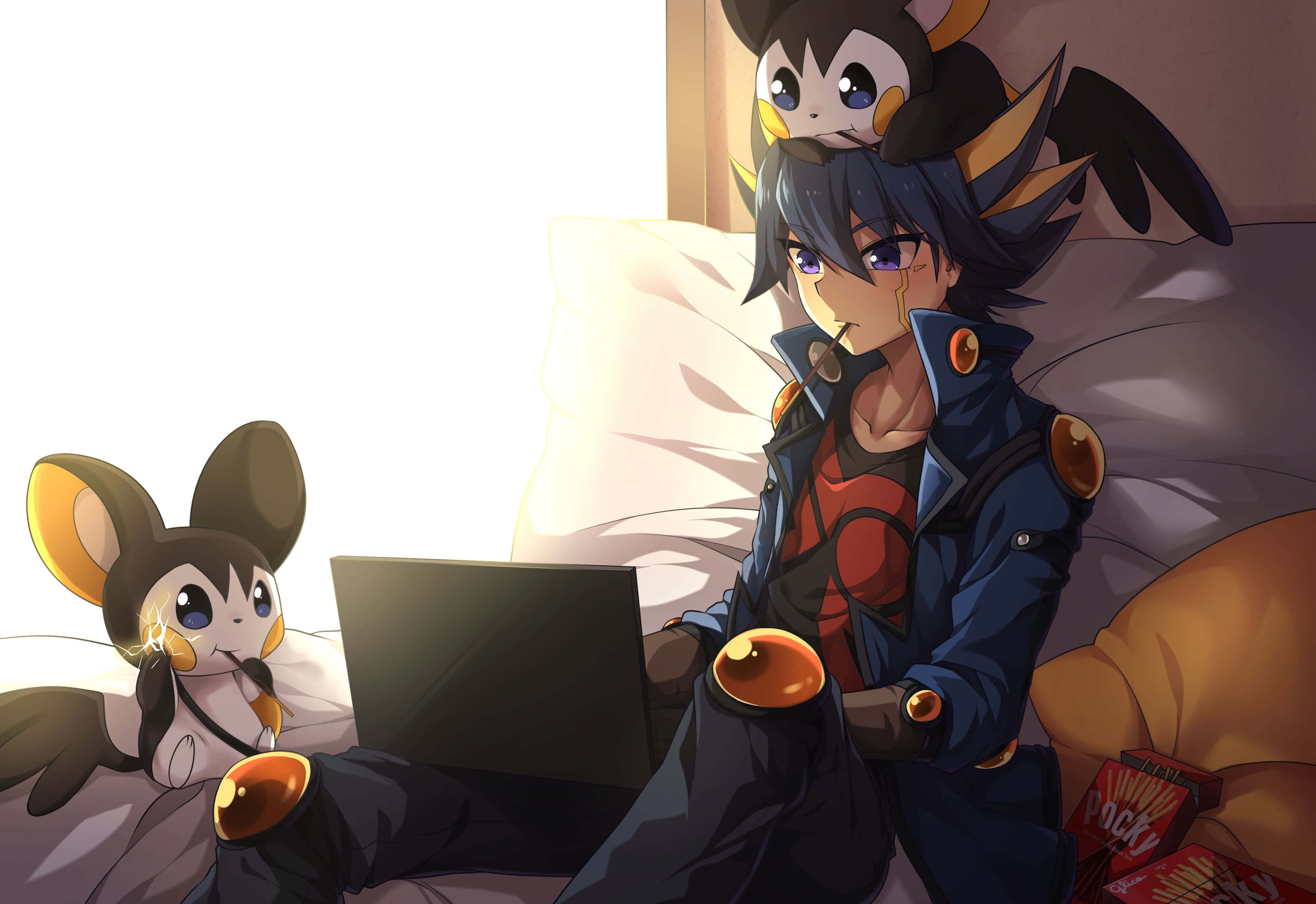 Yusei Fudo 桌布 壁紙 — 一個深色頭髮的年輕動漫角色坐在床上使用手提電腦，附近有兩隻類似寵物小精靈的小生物棲息。