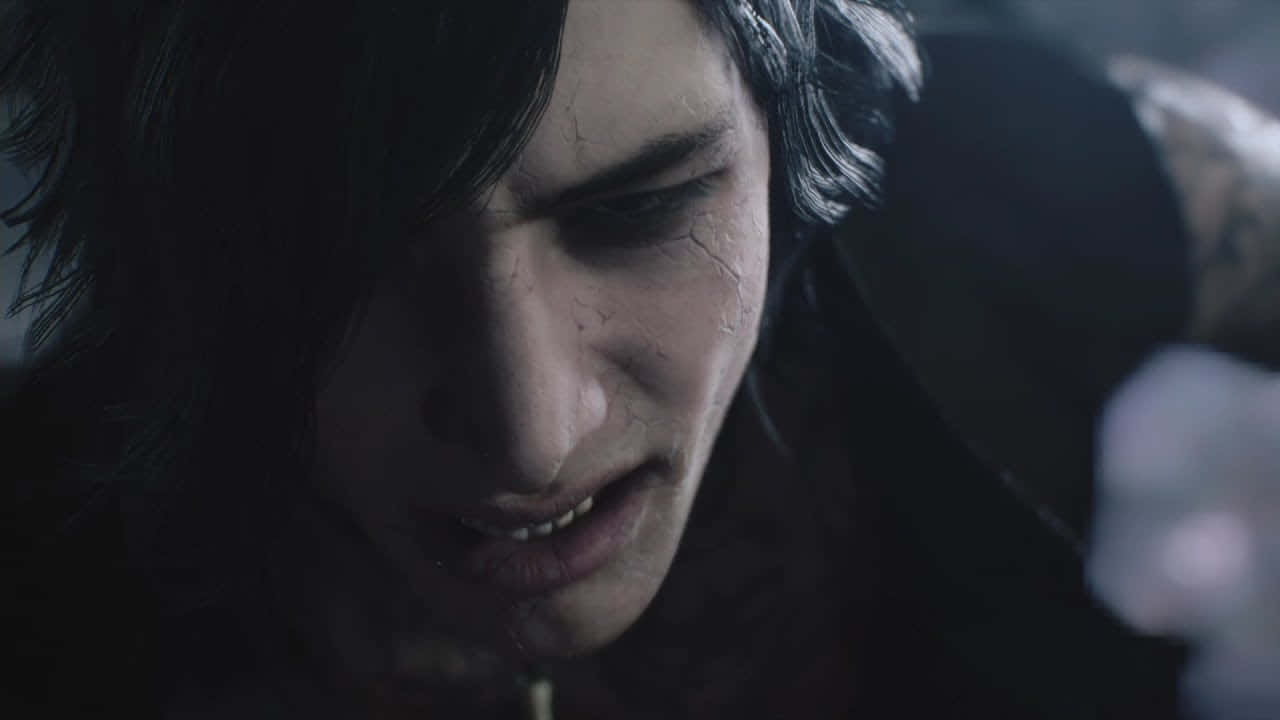 Devil May Cry Characters 桌布 壁紙 — 一個深色頭髮角色的特寫，皮膚龜裂，表情陰沉，在昏暗的燈光下。