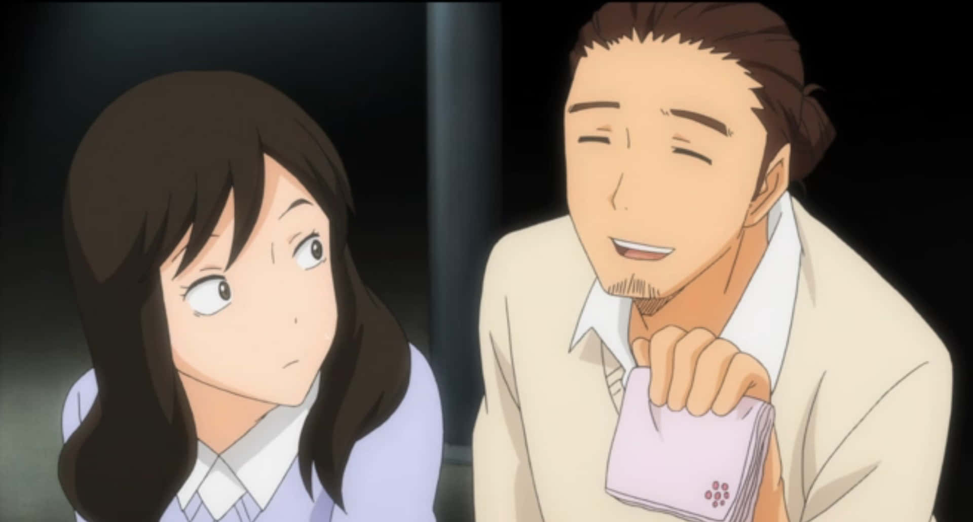 Asahi Azumane 桌布 壁紙 — 一個溫暖燈光的動畫場景，顯示一個男人微笑著拿著一張卡片，一個女人睜大眼睛看著他。