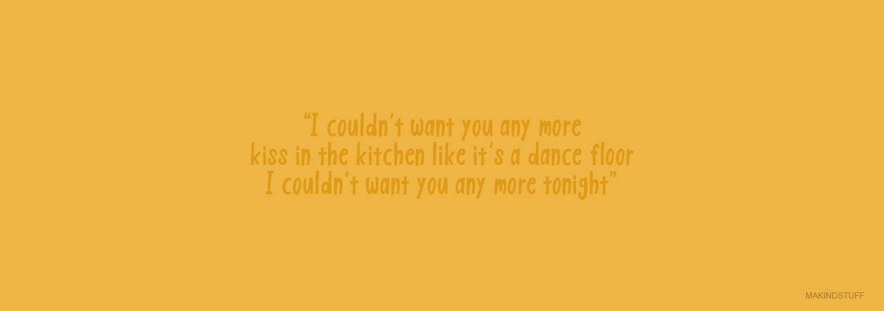 Twitter 桌布 壁紙 — 一個溫暖的黃色背景，中央有一個匹配文字的引文，關於想在廚房裡更像舞池一樣想要某人。