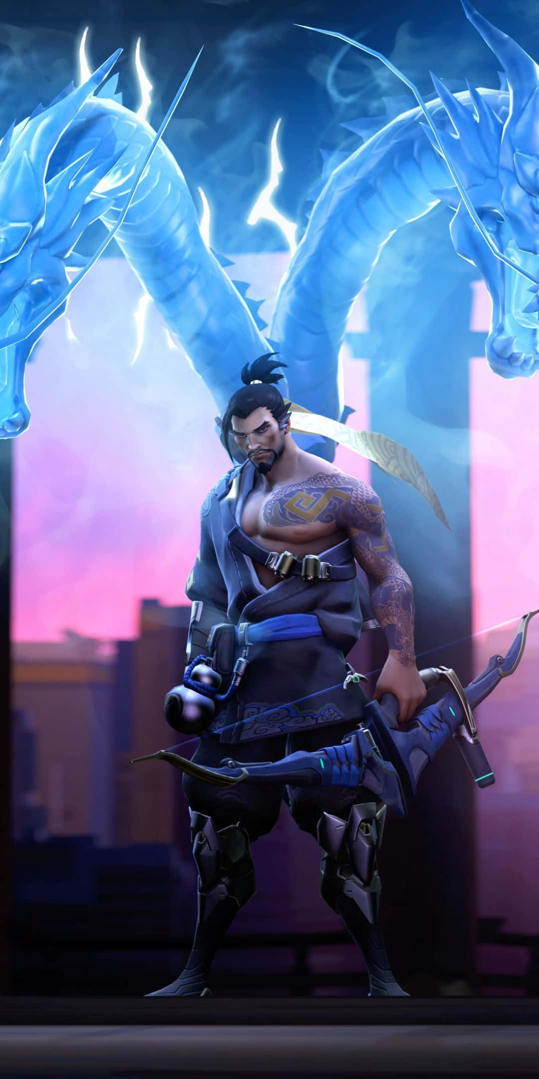 Overwatch Hanzo 桌布 壁紙 — 一個滿身紋身的肌肉戰士手持弓箭蓄勢待發，兩條發光的藍色巨龍在他身後翱翔，背景是暮色中的城市天際線。
