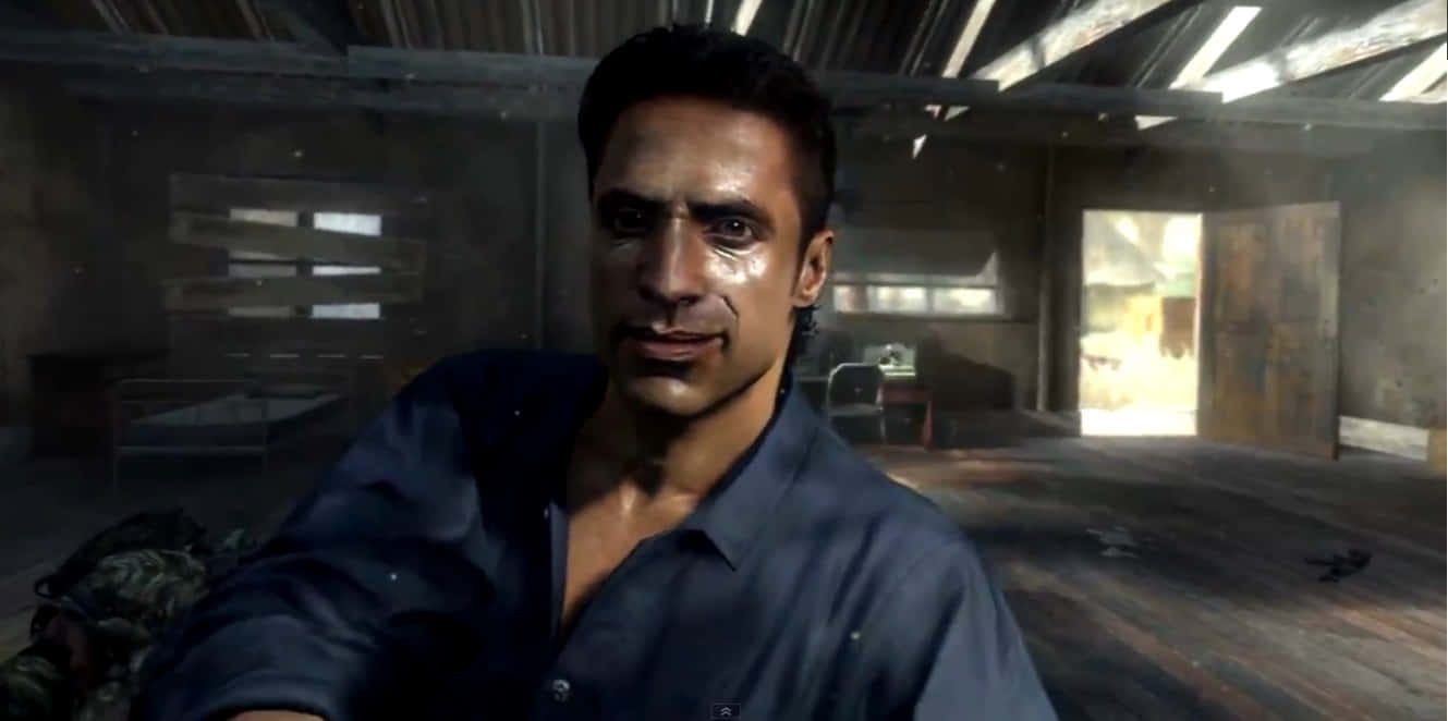 Call Of Duty Raul Menendez 桌布 壁紙 — 一個滿面汗水嘅男人喺一個佈滿灰塵、有木樑同爛窗嘅廢棄倉庫入面，專注地凝視。