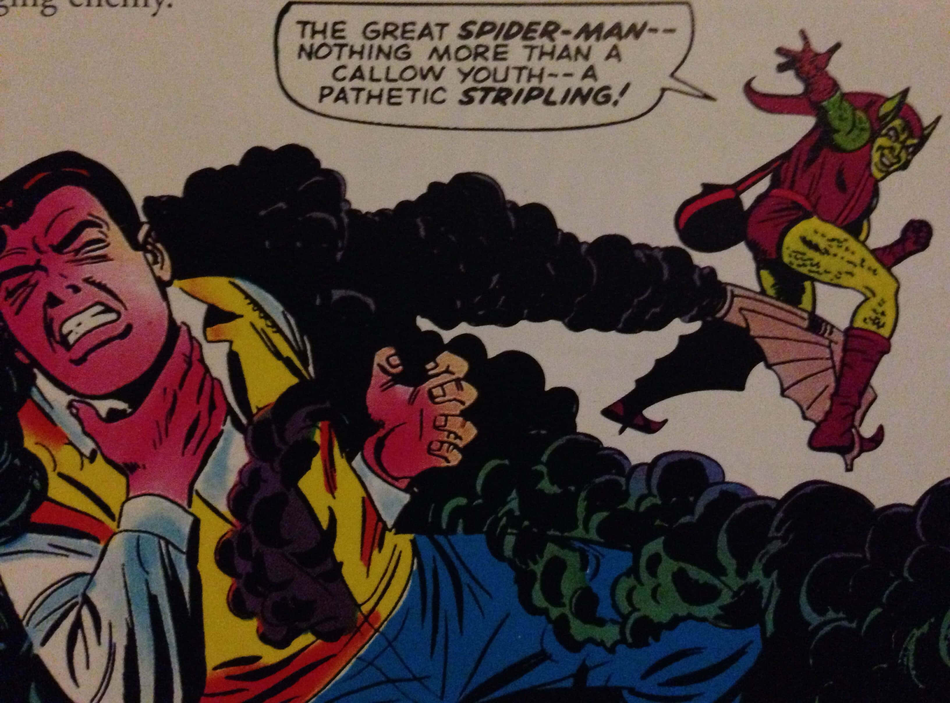 Norman Osborn 桌布 壁紙 — 一個漫畫格顯示一個身穿紅黃色服裝的惡棍用對話氣泡嘲諷一個掙扎中的英雄。