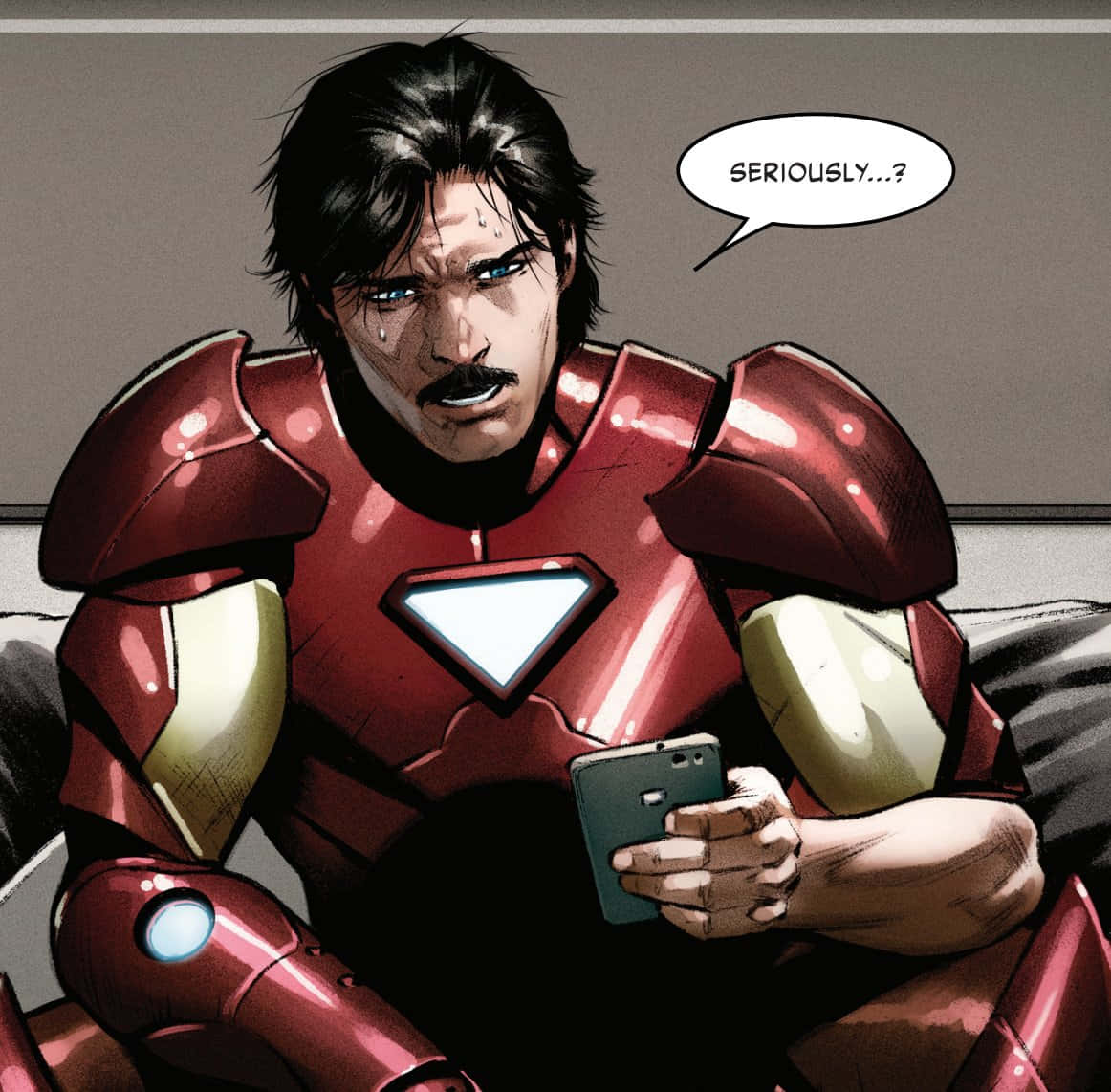 Iron Man Comics 桌布 壁紙 — 一個漫畫風格的鐵甲奇俠穿著紅色裝甲坐在沙發上，拿著一個帶有對話氣泡的手機，上面寫著認真...？