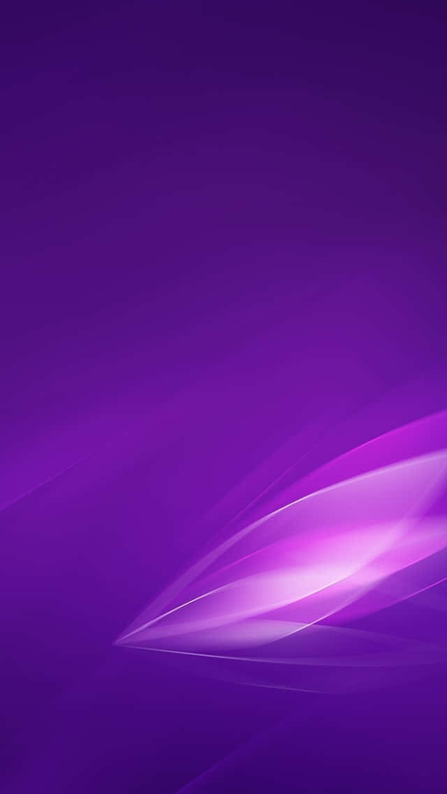 Purple Phone 桌布 壁紙 — 一個漸變紫色抽象背景，帶有從右下角對角流動的柔和發光光線條紋。
