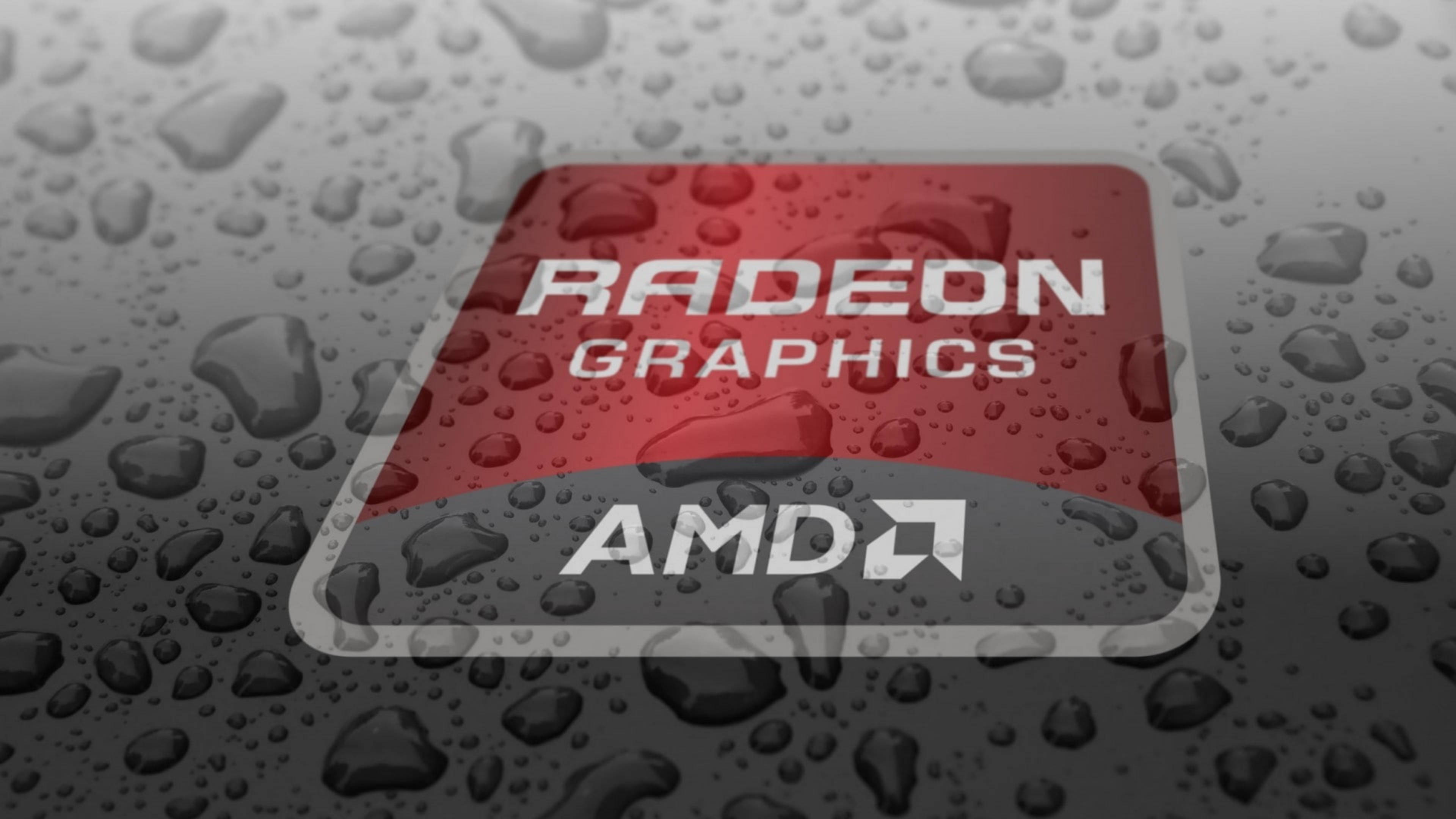 4K 桌布 壁紙 — 一個潮濕的表面，帶有水珠，反射出紅色和灰色的 Radeon Graphics AMD 標誌，形成時尚的科技壁紙。