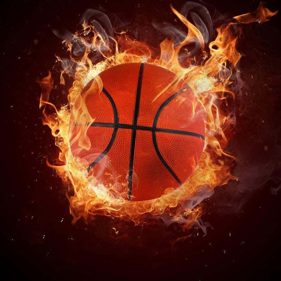 Cool Basketball 桌布 壁紙 — 一個火熱的橙色籃球在黑暗煙霧背景中被動態火焰吞噬。