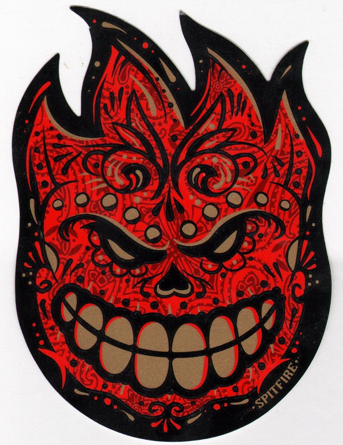 Spitfire Logo Muerte Bighead 壁紙 — 一個火紅色的魔鬼面孔，帶有複雜的圖案和鋒利的牙齒，置於純白色背景上。