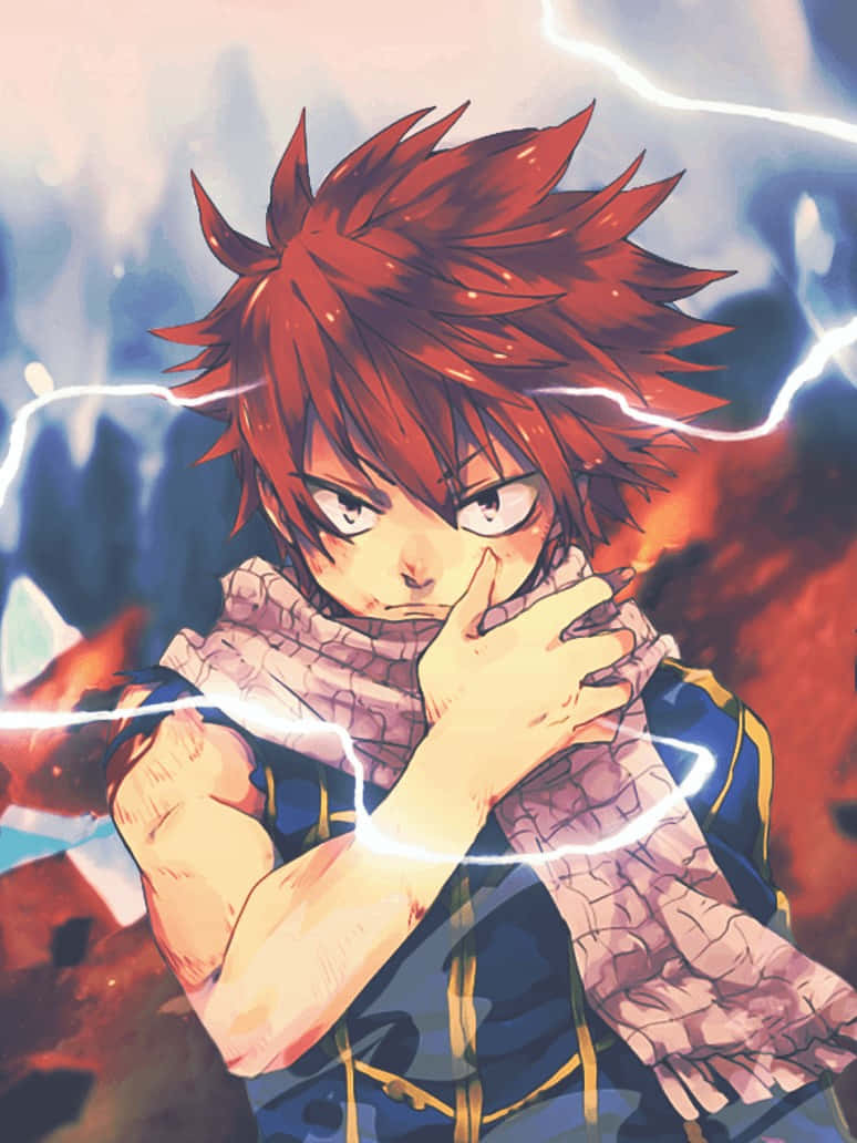 natsu dragneel 桌布 壁紙 — 一個火紅頭髮的動漫男孩，眼神銳利，緊緊抓住圍巾，閃電在他周圍劈啪作響，背景是暴風雨。
