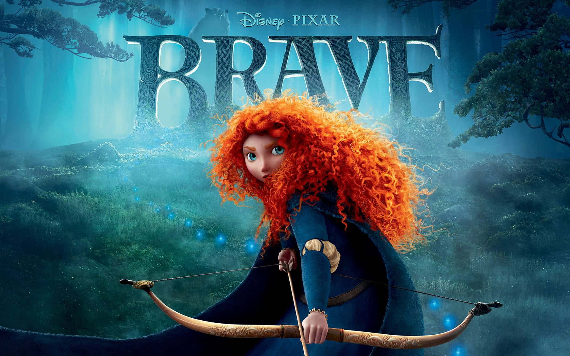 Brave 桌布 壁紙 — 一個火紅頭髮的女孩穿著藍色斗篷，在發光的藍光下，於迷霧籠罩的魔法森林中拉弓。