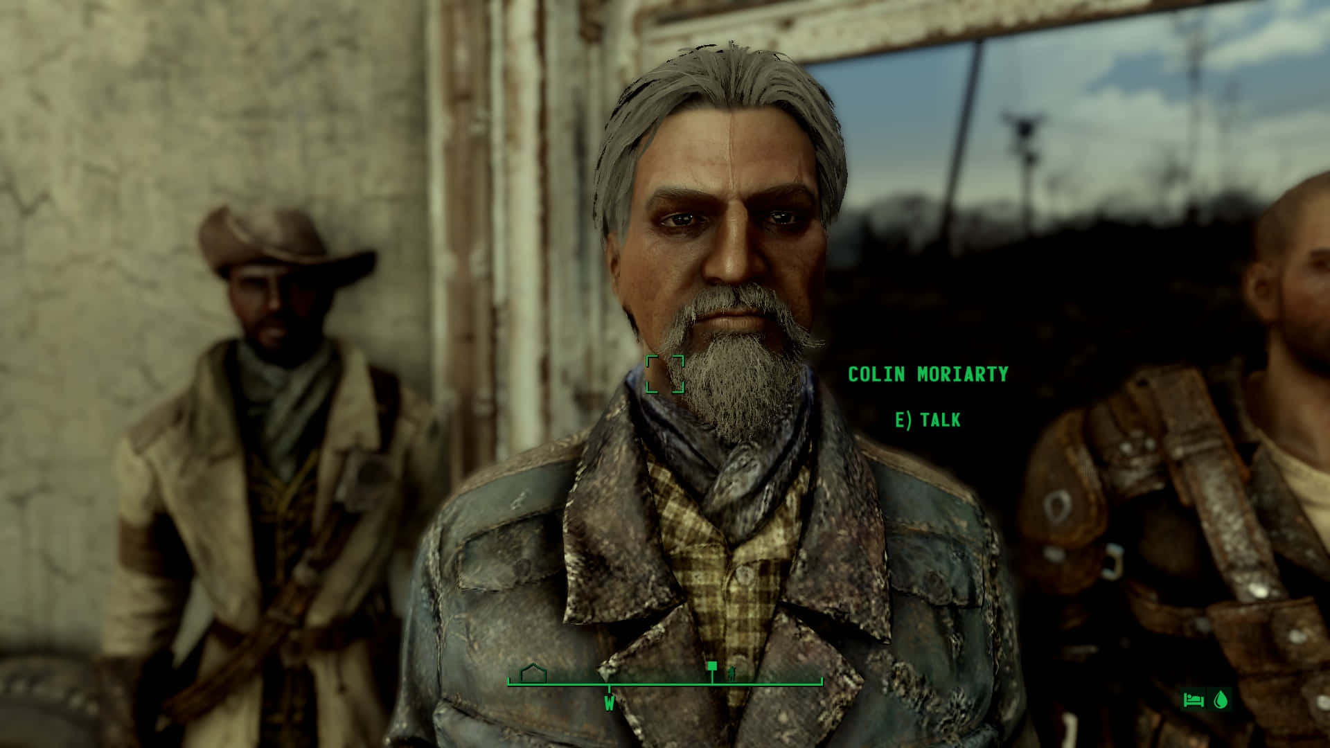 Fallout 4 The Capital Wasteland 桌布 壁紙 — 一個灰白頭髮、留鬍鬚的男人，穿著破舊的皮褸，站在一棟破舊的建築物內，附近有另外兩個粗獷的男人。