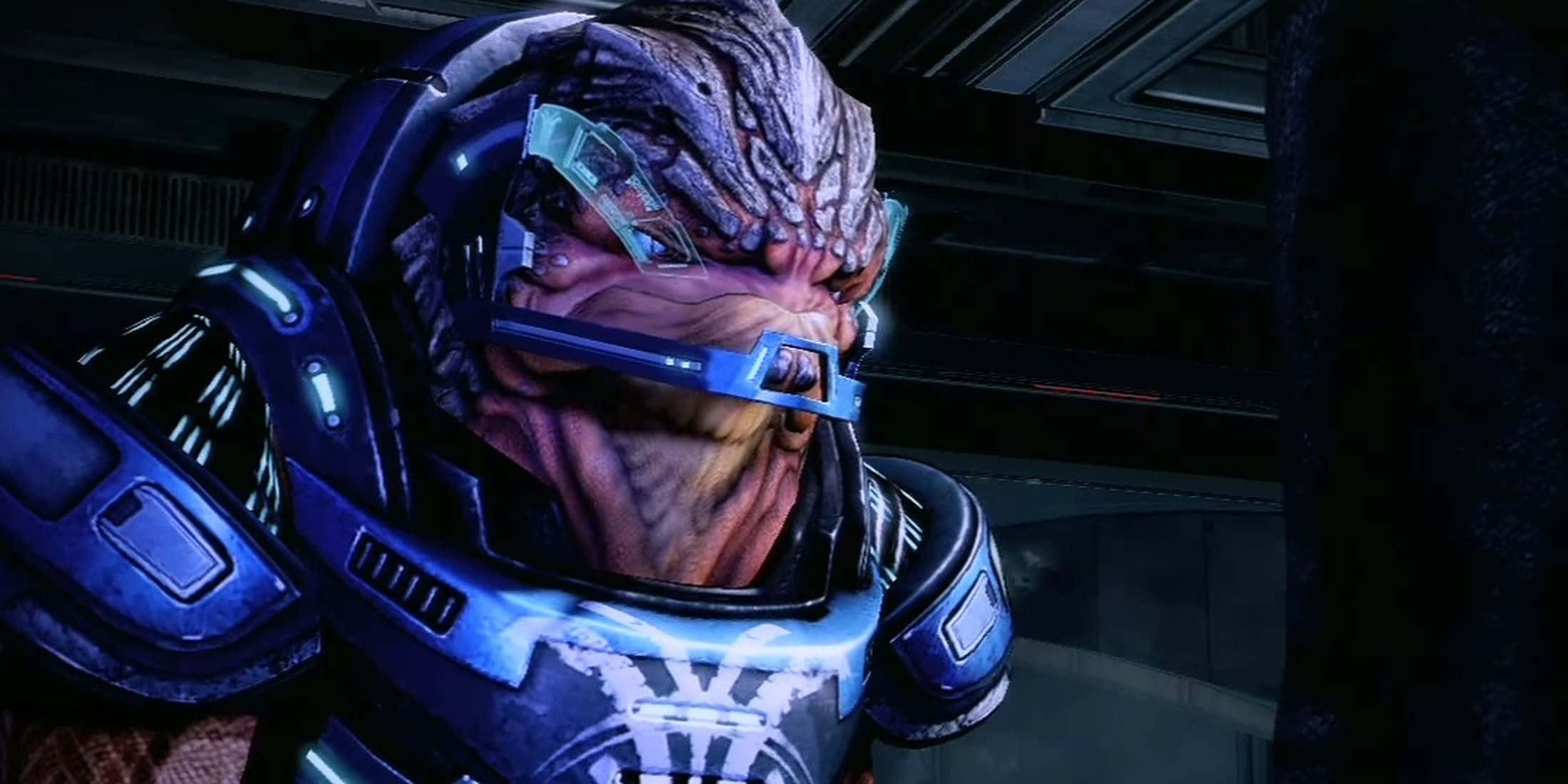 Mass Effect Grunt 桌布 壁紙 — 一個灰白頭髮的外星戰士近距離特寫，身穿藍色裝甲裝備，帶有發光裝飾，位於昏暗的未來走廊內。