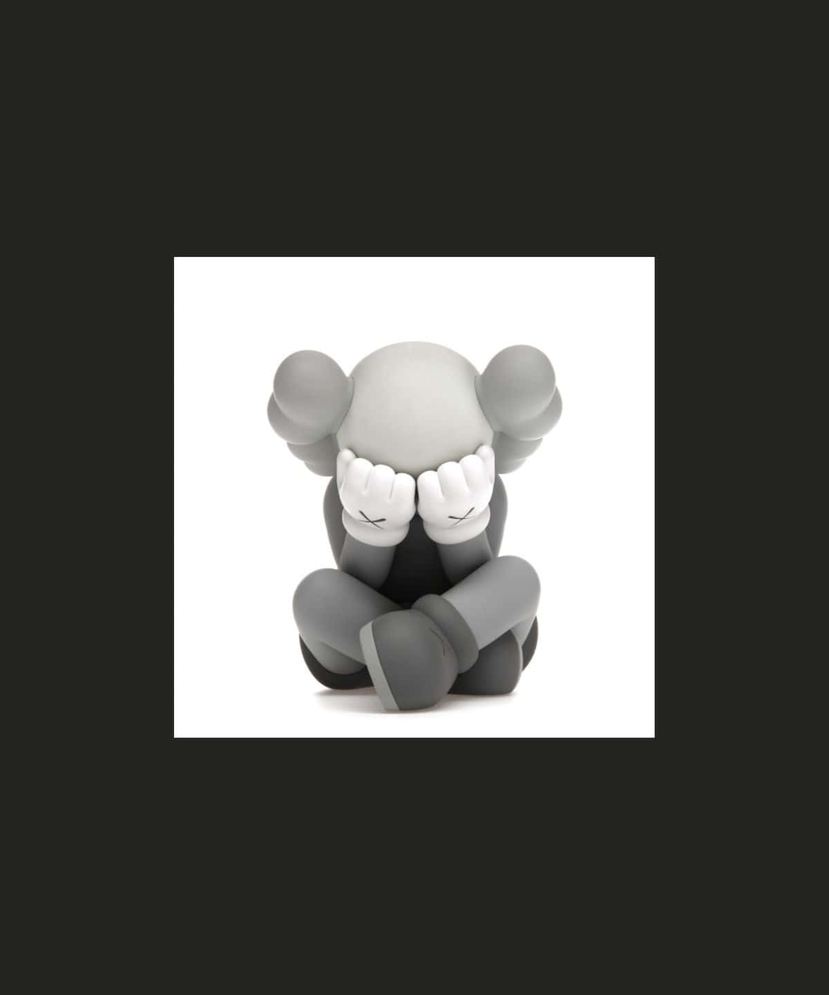 Kaws Figures 桌布 壁紙 — 一個灰色的KAWS Companion公仔盤腿而坐，雙手遮住眼睛，背景是純白色。