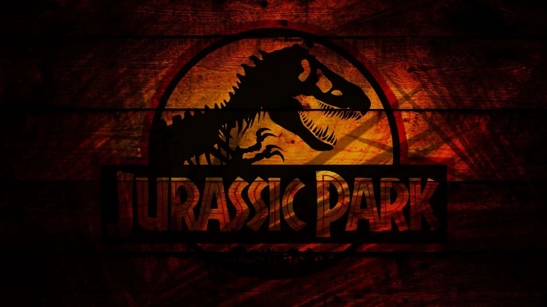 Jurassic World 桌布 壁紙 — 一個熾熱的侏羅紀公園標誌，咆哮的暴龍剪影在風化的木質背景上發光。