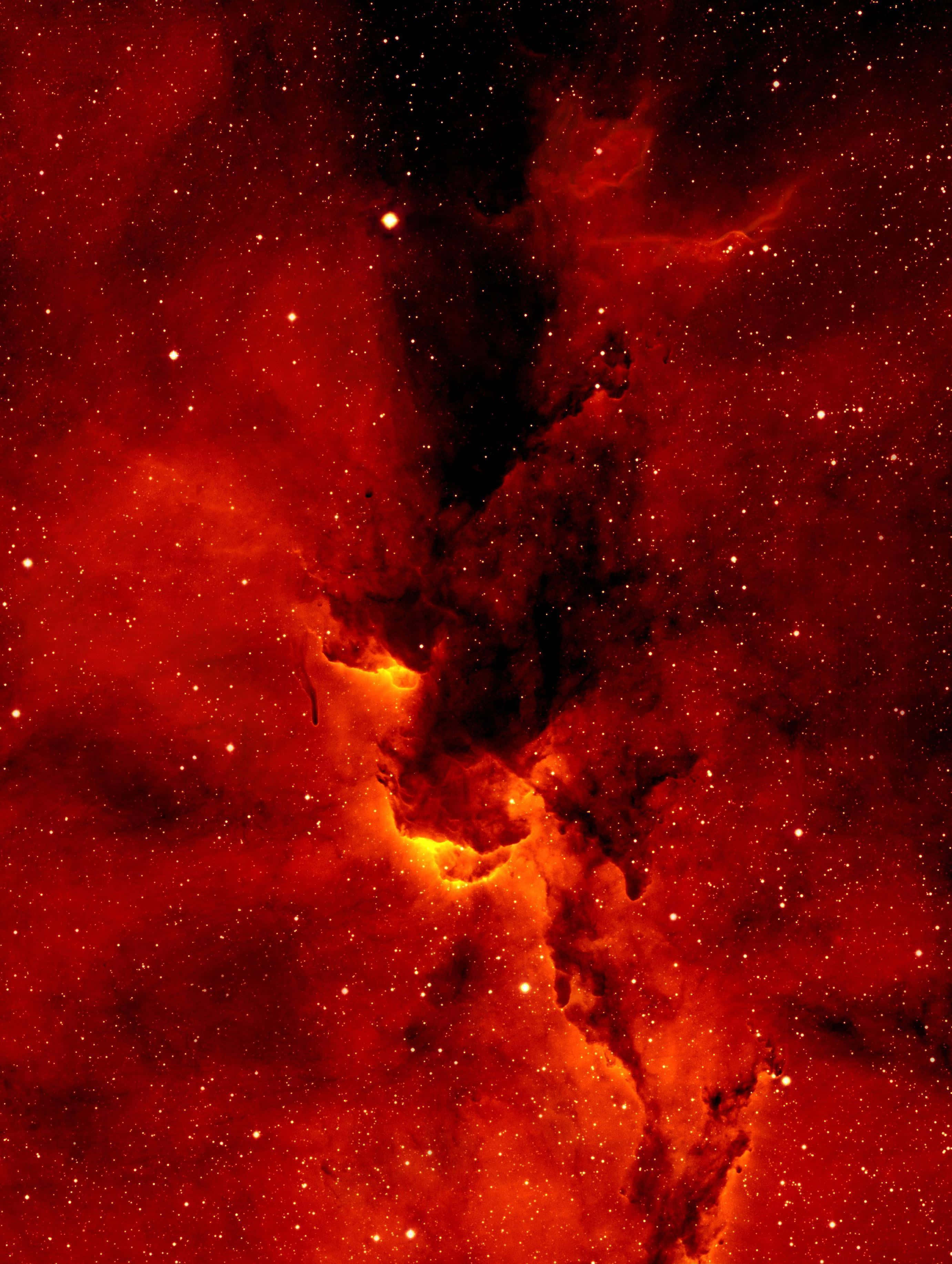 霓虹紅色動態圖 桌布 壁紙 — 一個熾熱的紅色星雲，帶有發光的橙色核心和黑暗的宇宙塵埃，在星場中旋轉。