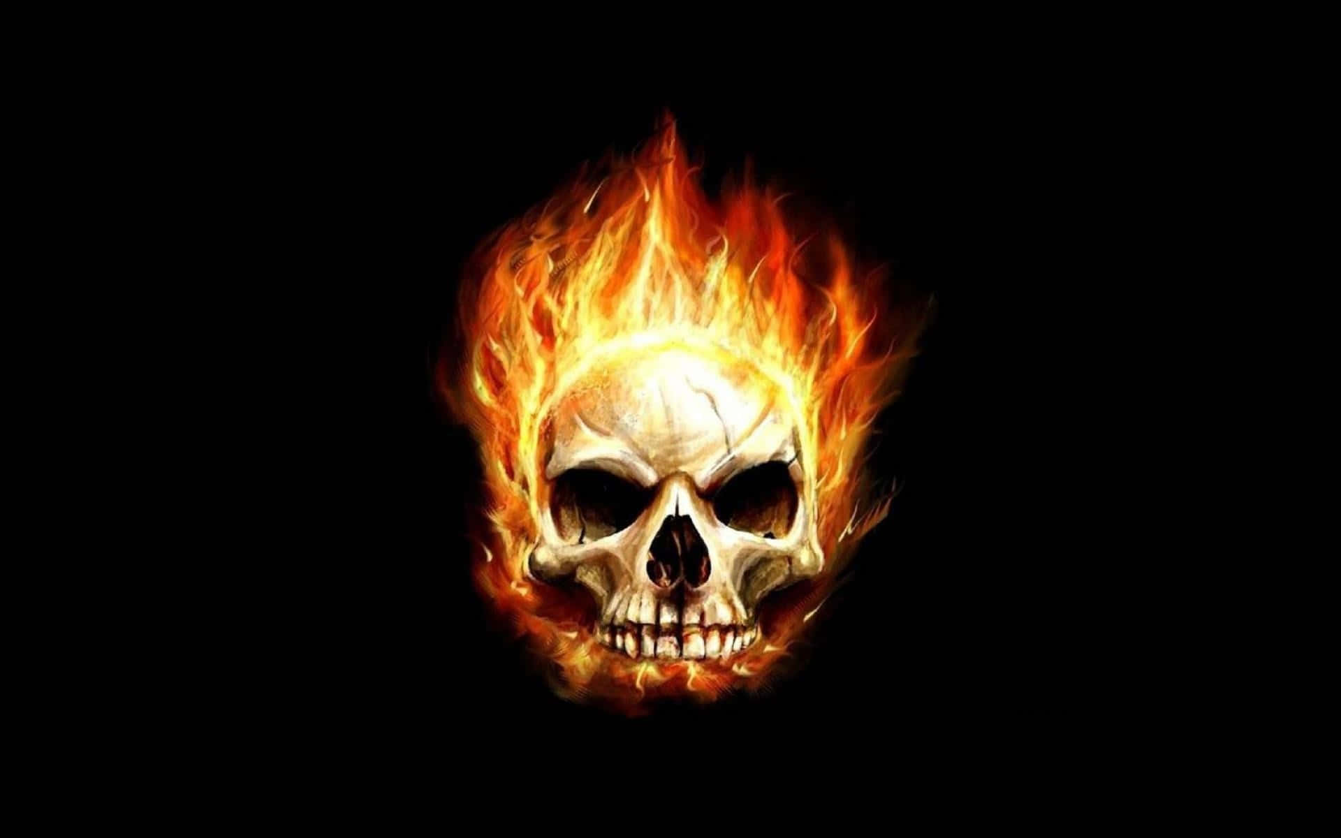 skulls 桌布 壁紙 — 一個燃燒的頭骨在漆黑的背景下發光，強烈的橙色和黃色火焰舔舐著它的邊緣。
